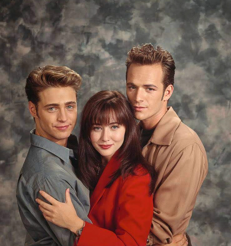 Luke Perry, Shannen Doherty und Jason Priestley am Set von "Beverly Hills, 90210", ca. 1991. | Quelle: Getty Images