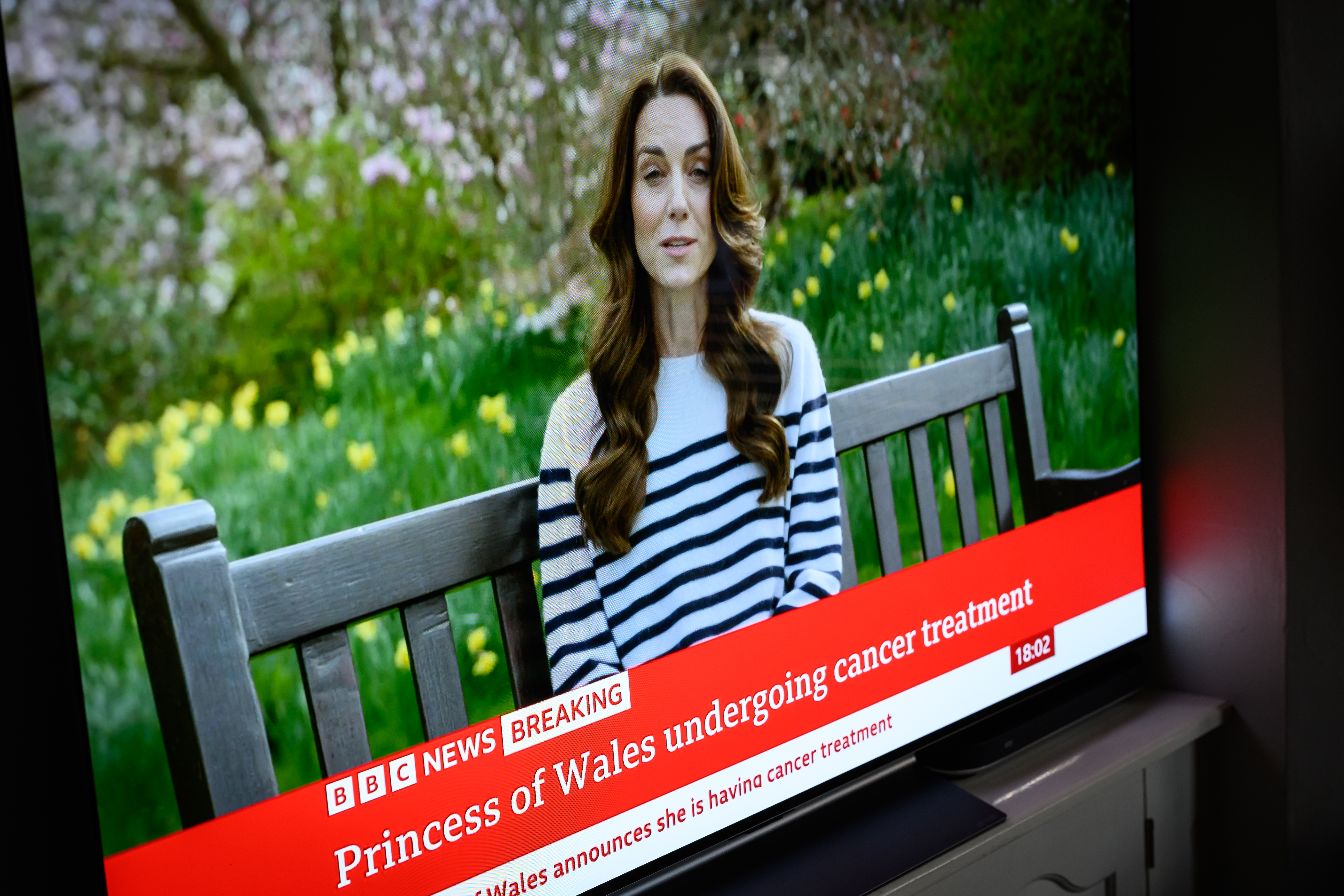 Auf einem Bildschirm wird ein Nachrichtenbericht eingeblendet, als Catherine, die Prinzessin von Wales, am 22. März 2024 in London, England, bekannt gibt, dass sie sich einer vorbeugenden Chemotherapie gegen Krebs unterzieht. | Quelle: Getty Images