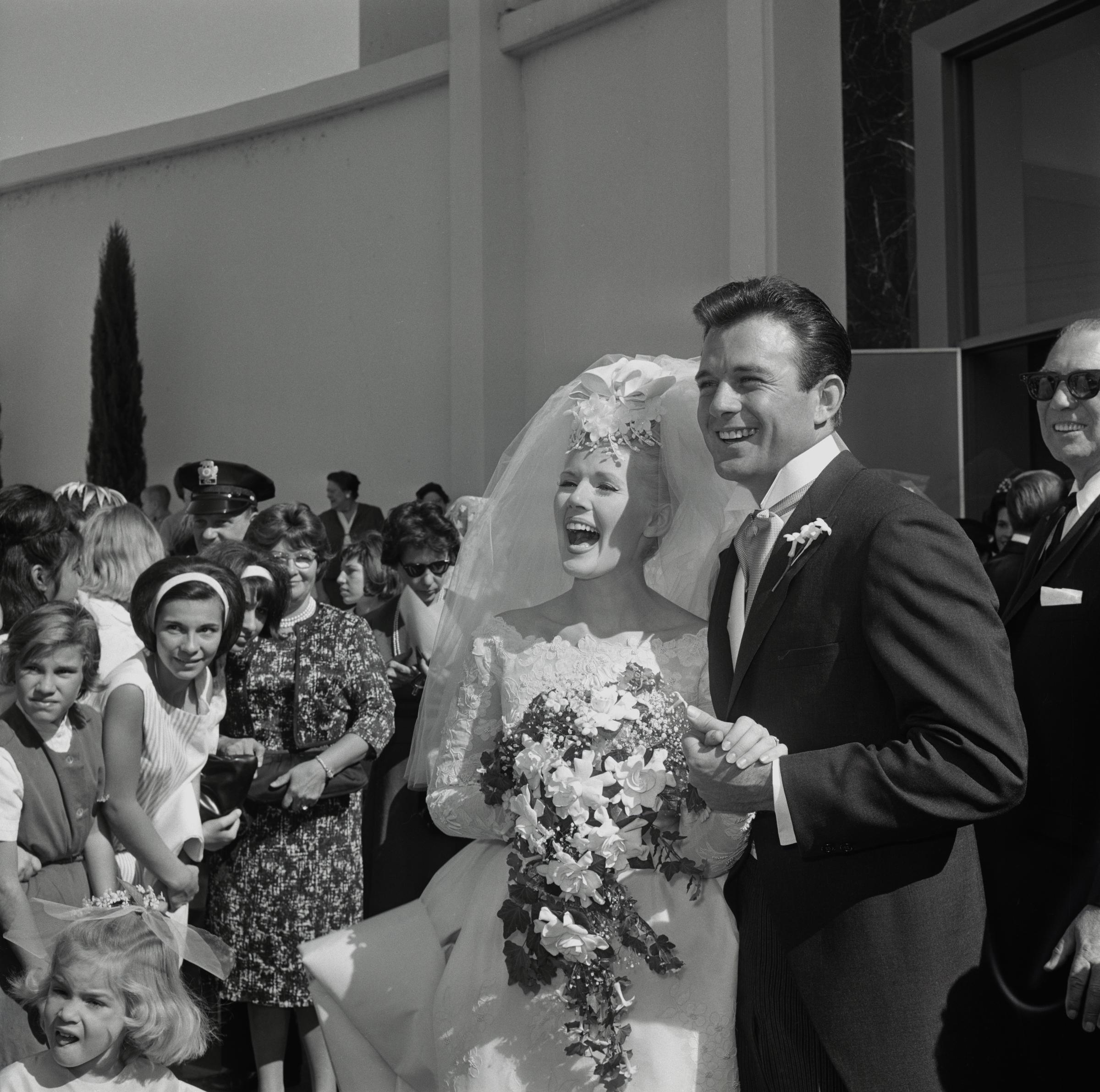 Die Schauspielerin und James Stacy nach ihrer Hochzeit am 12. Oktober 1963 in Los Angeles, Kalifornien. | Quelle: Getty Images