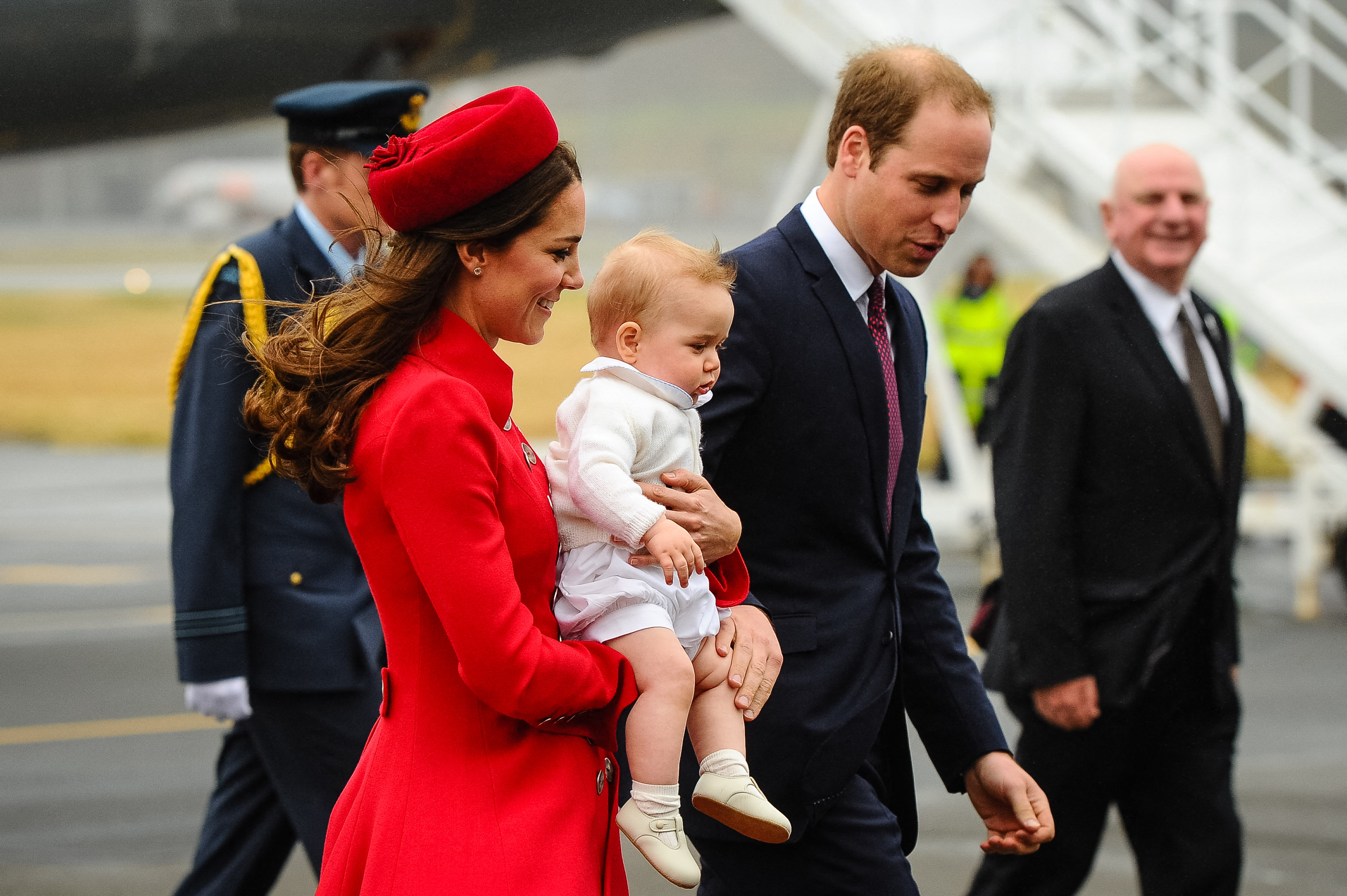 Prinzessin Catherine trägt den kleinen George auf dem Arm, als sie im April 2014 zusammen mit Prinz William in Neuseeland ankommt. Die Familie unternahm gemeinsam eine dreiwöchige königliche Reise durch Neuseeland und Australien – einer von Georges ersten Auftritten im Ausland. | Quelle: Getty Images