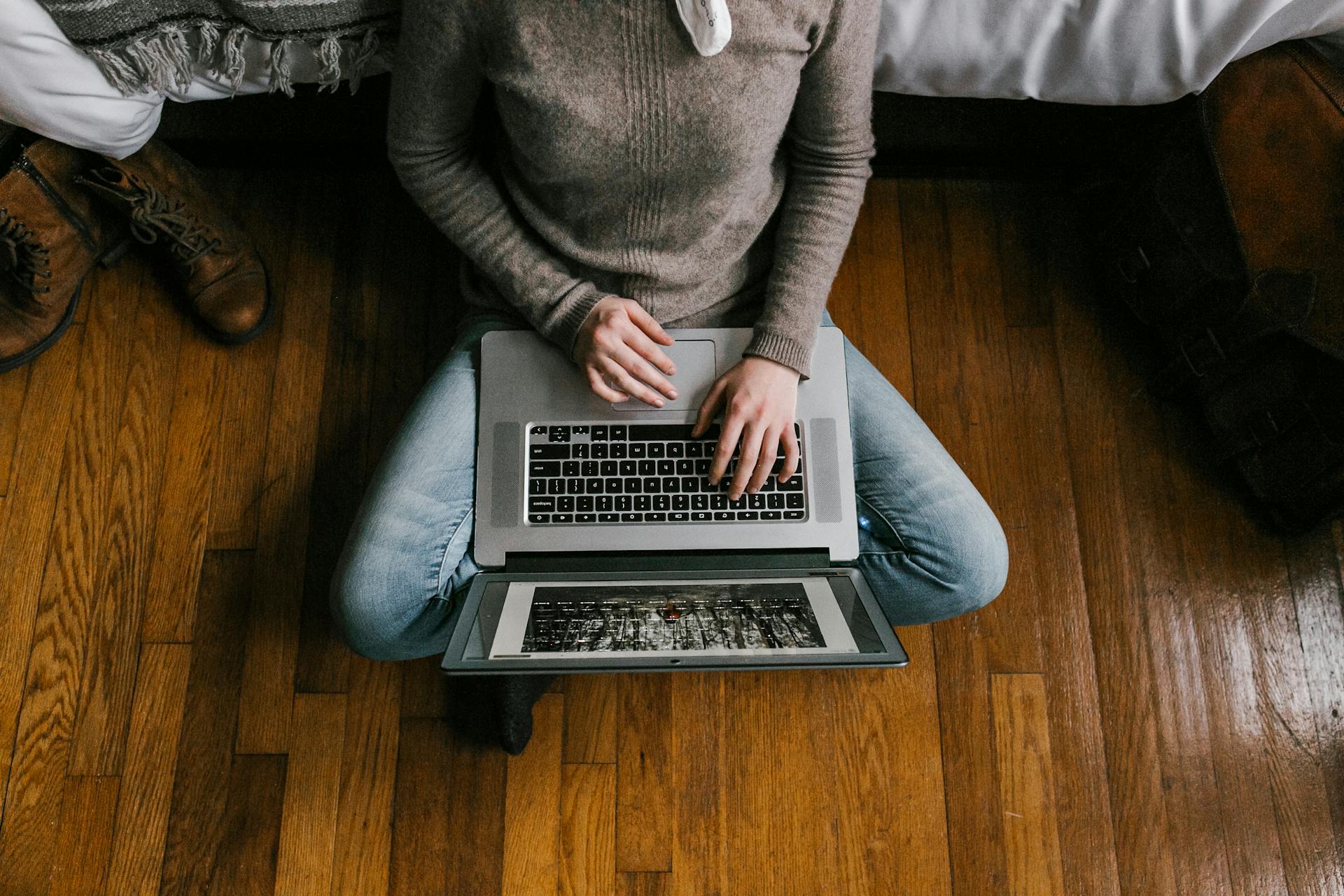 Eine Frau, die auf einem Laptop tippt | Quelle: Pexels