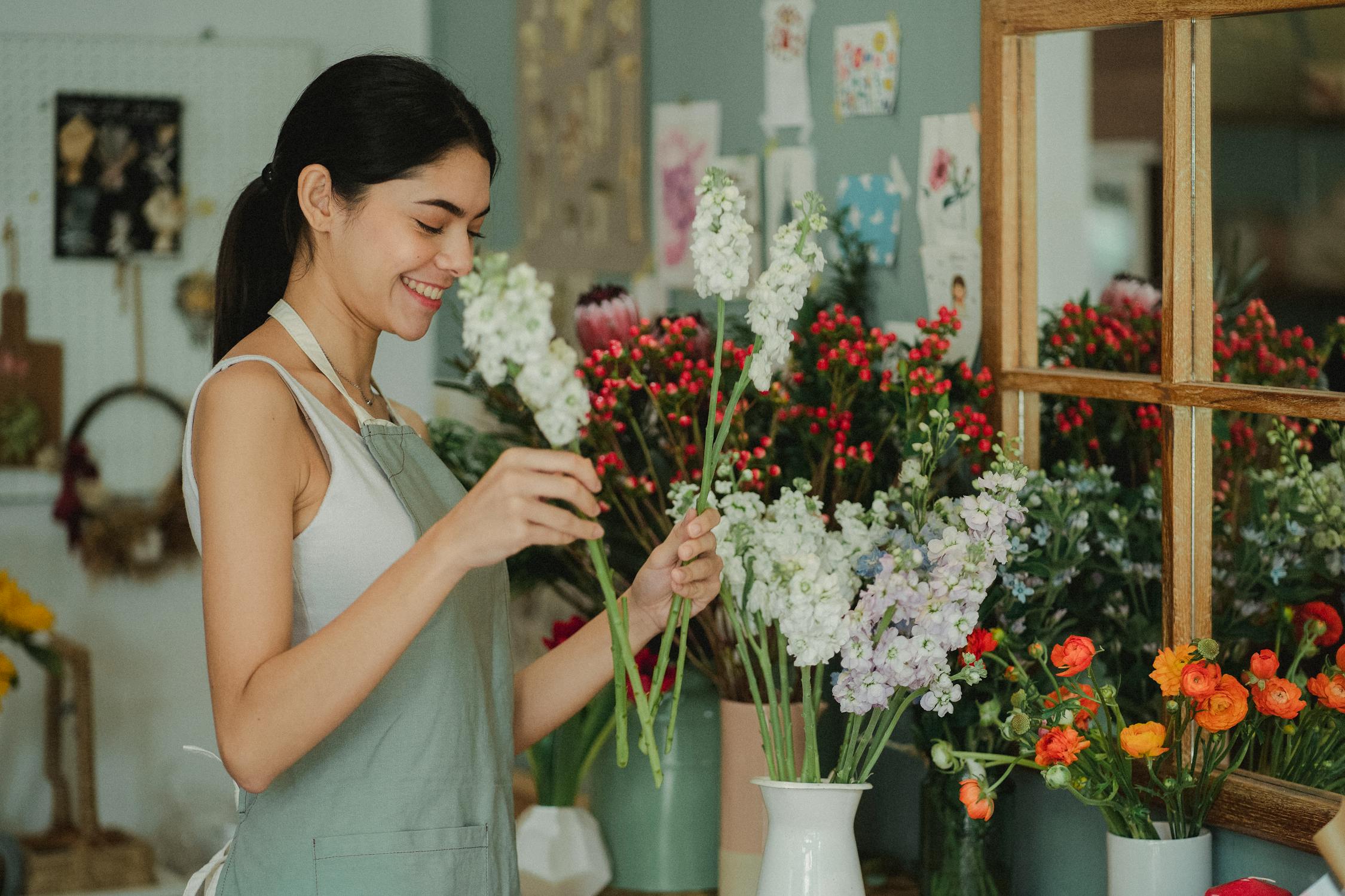 Eine Frau arbeitet in einem Blumenladen | Quelle: Pexels