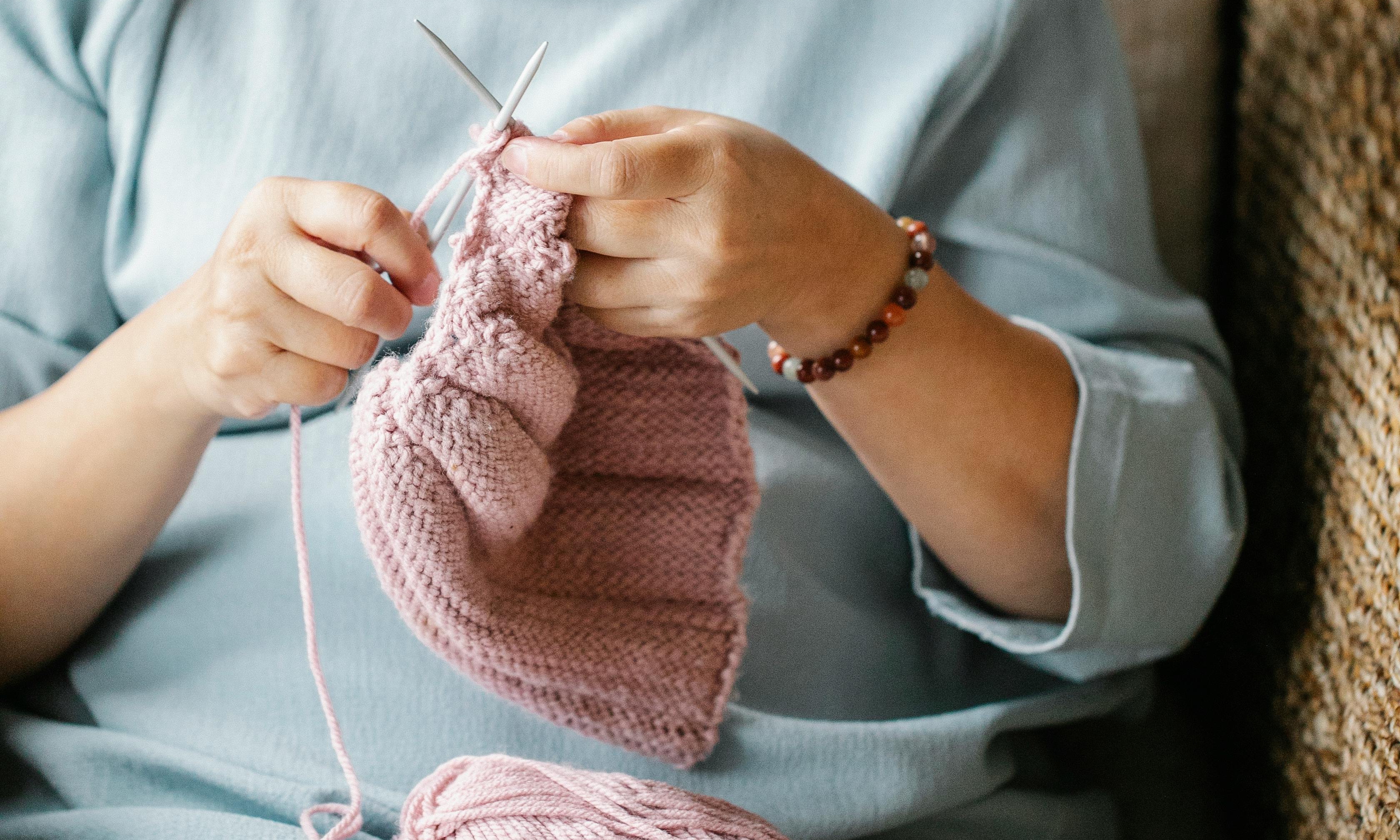 Oma beim Stricken am Fenster | Quelle: Pexels