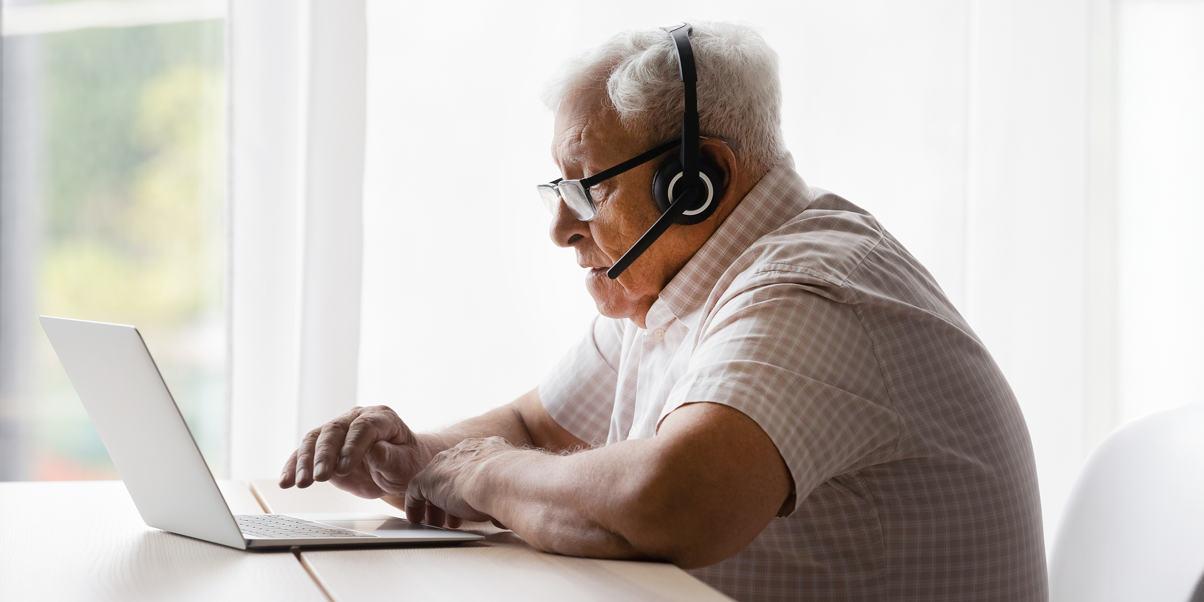 Ein älterer Mann mit einem Laptop | Quelle: Shutterstock