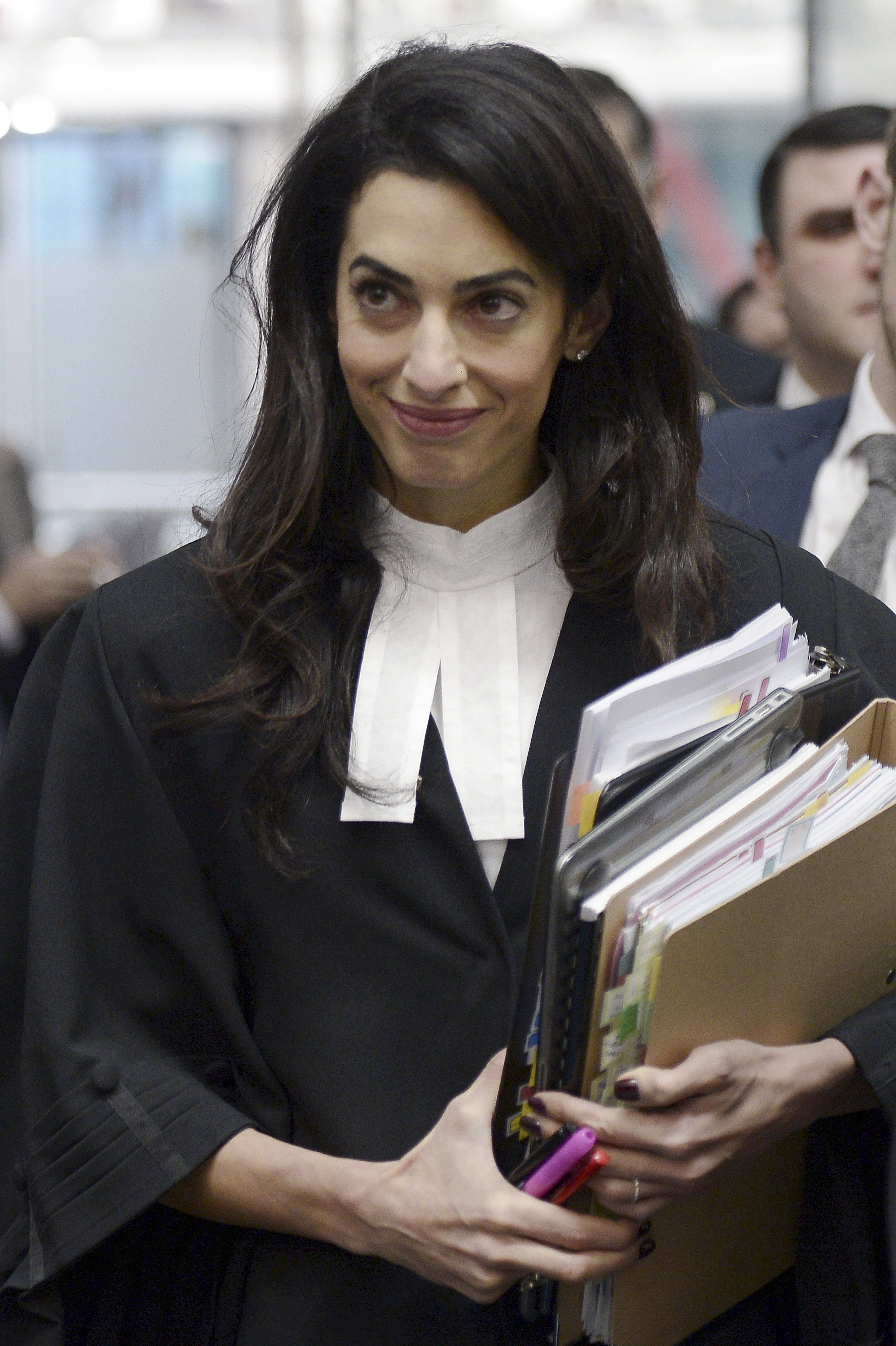 Amal Clooney vor dem Europäischen Gerichtshof für Menschenrechte am 28. Januar 2015 in Straßburg, Frankreich | Quelle: Getty Images