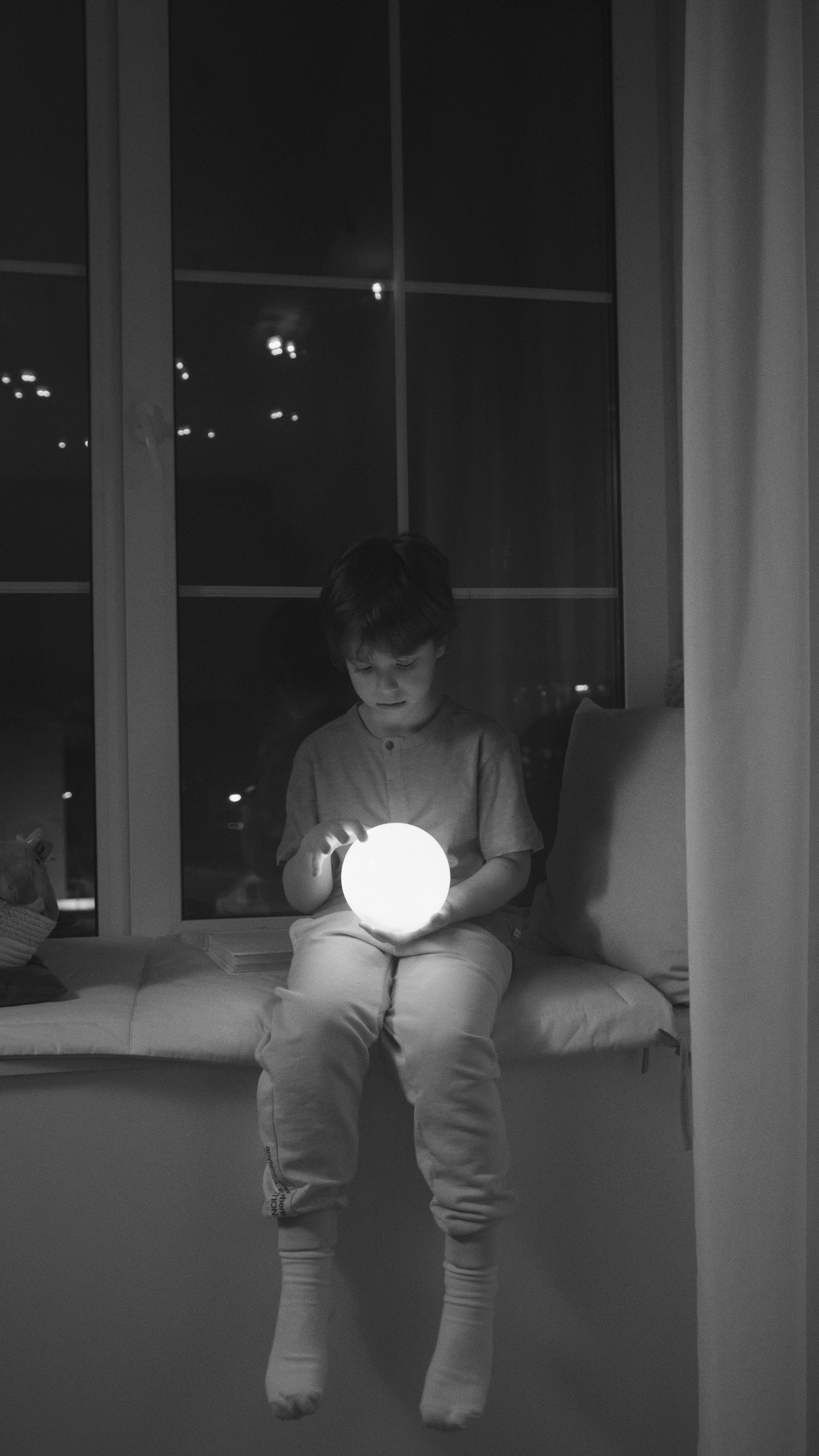 Ein Junge hält eine Leuchtkugel | Quelle: Pexels