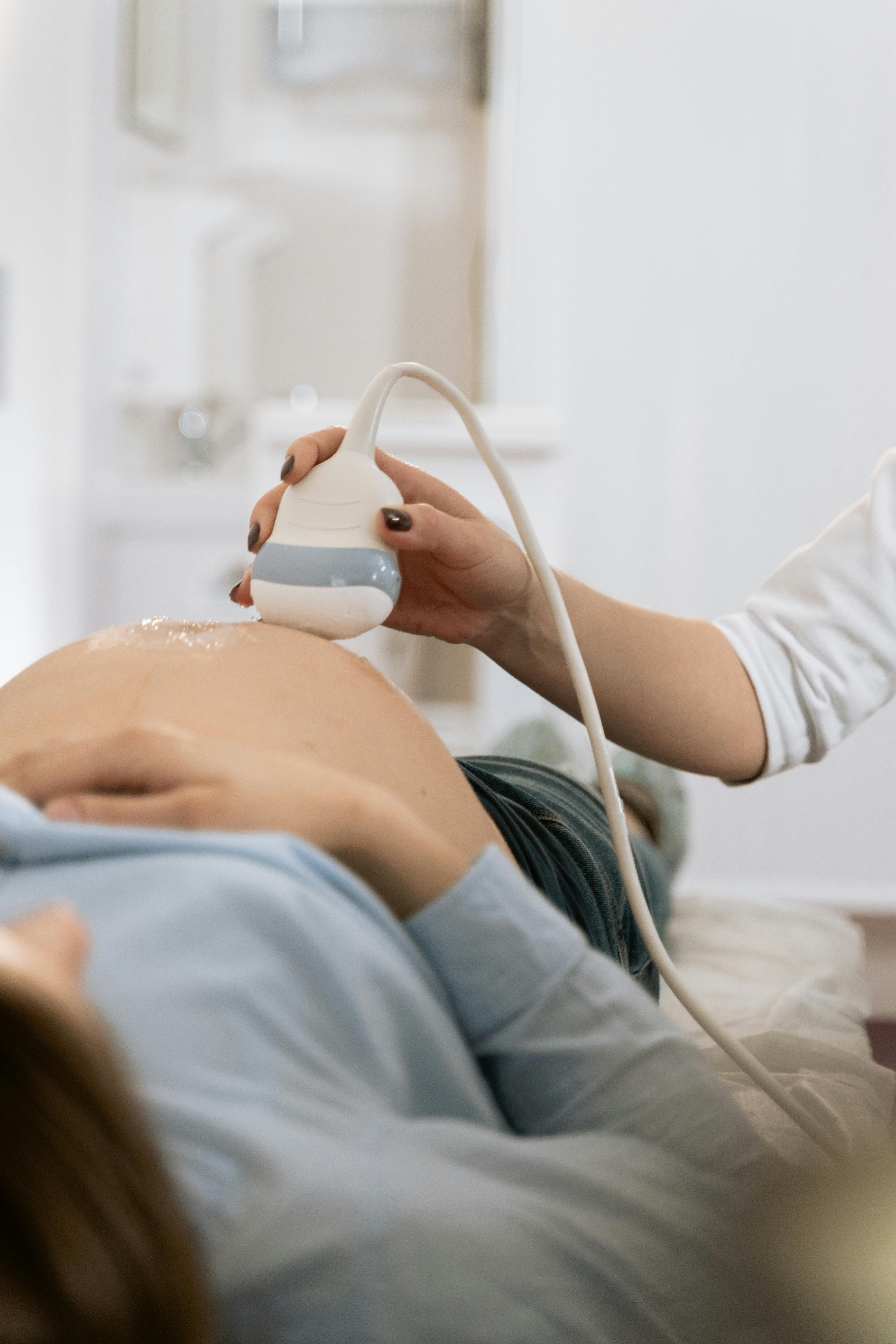 Eine schwangere Frau während einer Ultraschalluntersuchung | Quelle: MART PRODUCTION auf Pexels