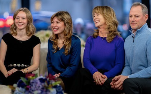 Julie und Scott mit ihren Töchtern Rachel und Caroline in der Today Show | Quelle: Instagram.com/gachelraede