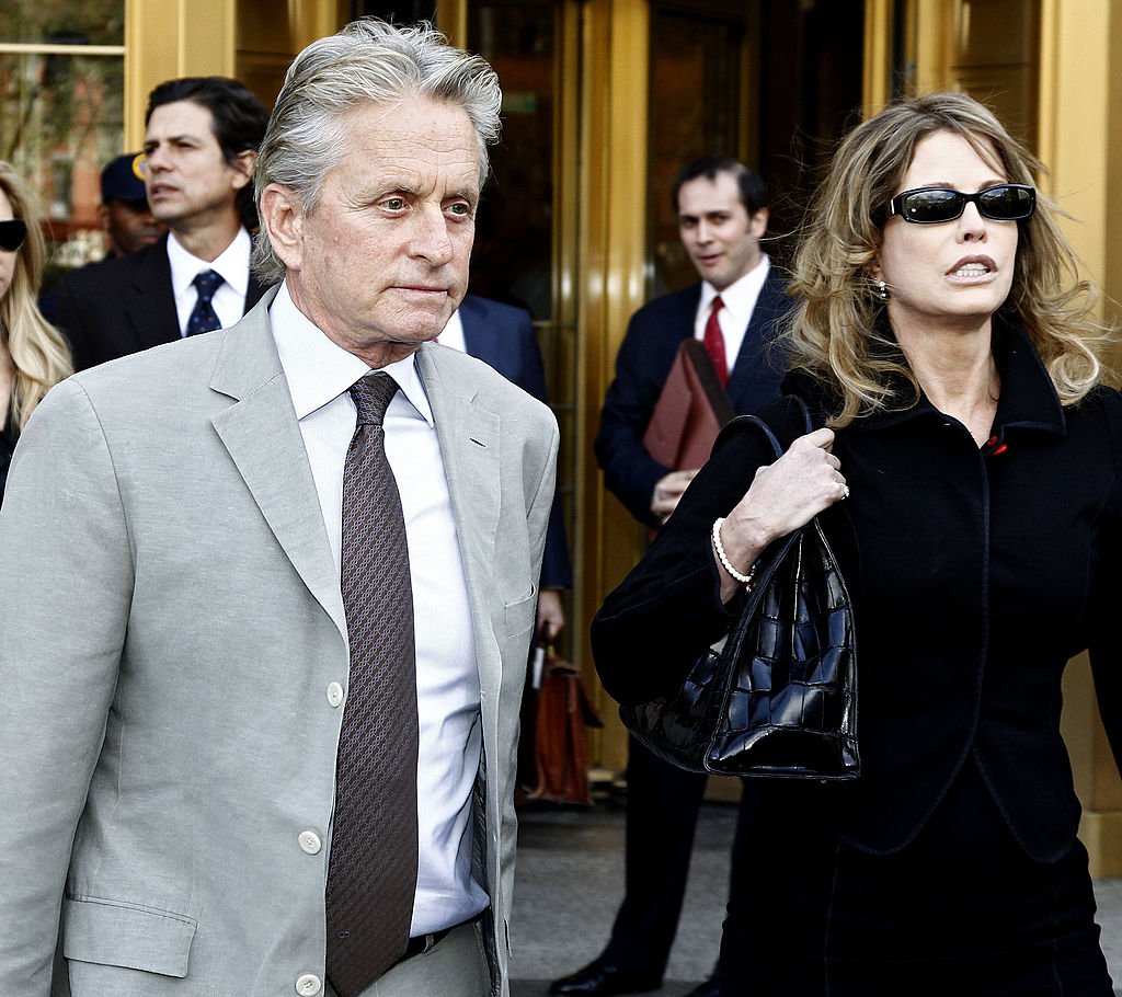 Michael Douglas und Diandra Luker werden am 20. April 2010 in New York City auf den Straßen von Manhattan gesehen | Quelle: Getty Images