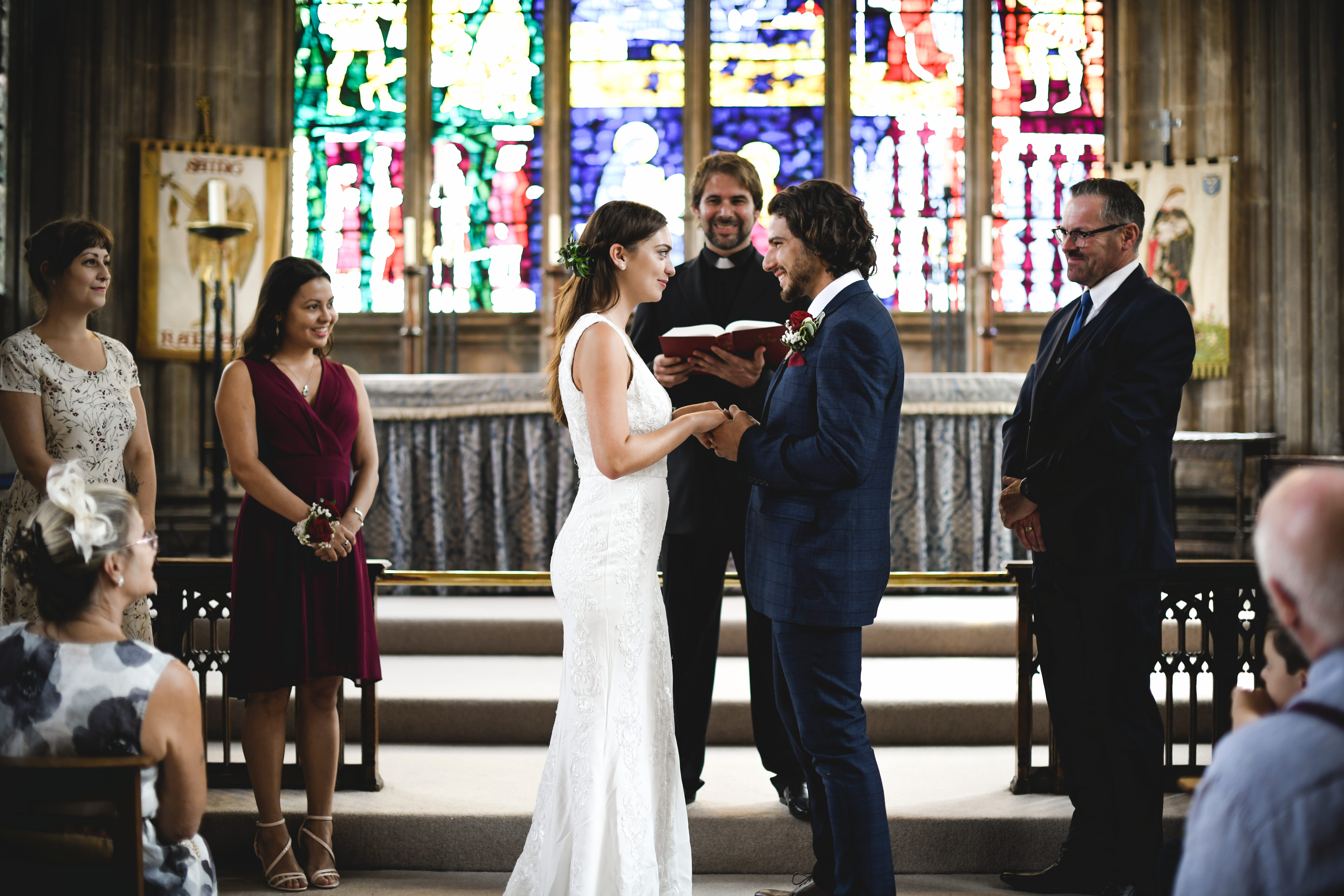 Braut und Bräutigam vor dem Altar | Quelle: Shutterstock