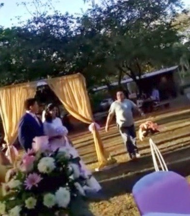 Ein Mann unterbricht eine Hochzeit. | Quelle: Tiktok.com/bessly_31