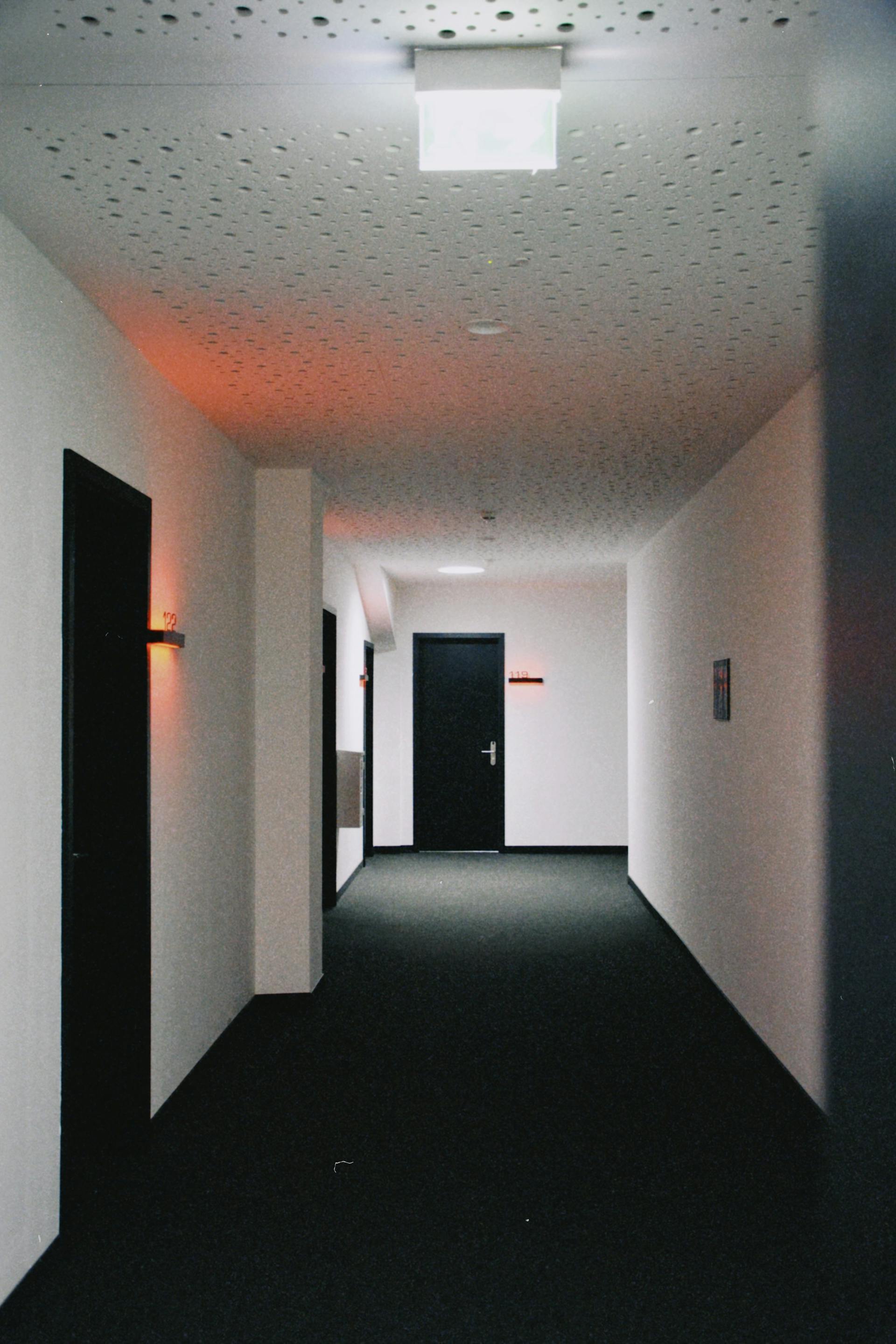Ein sauberer Hausflur in einem Mehrfamilienhaus | Quelle: Pexels