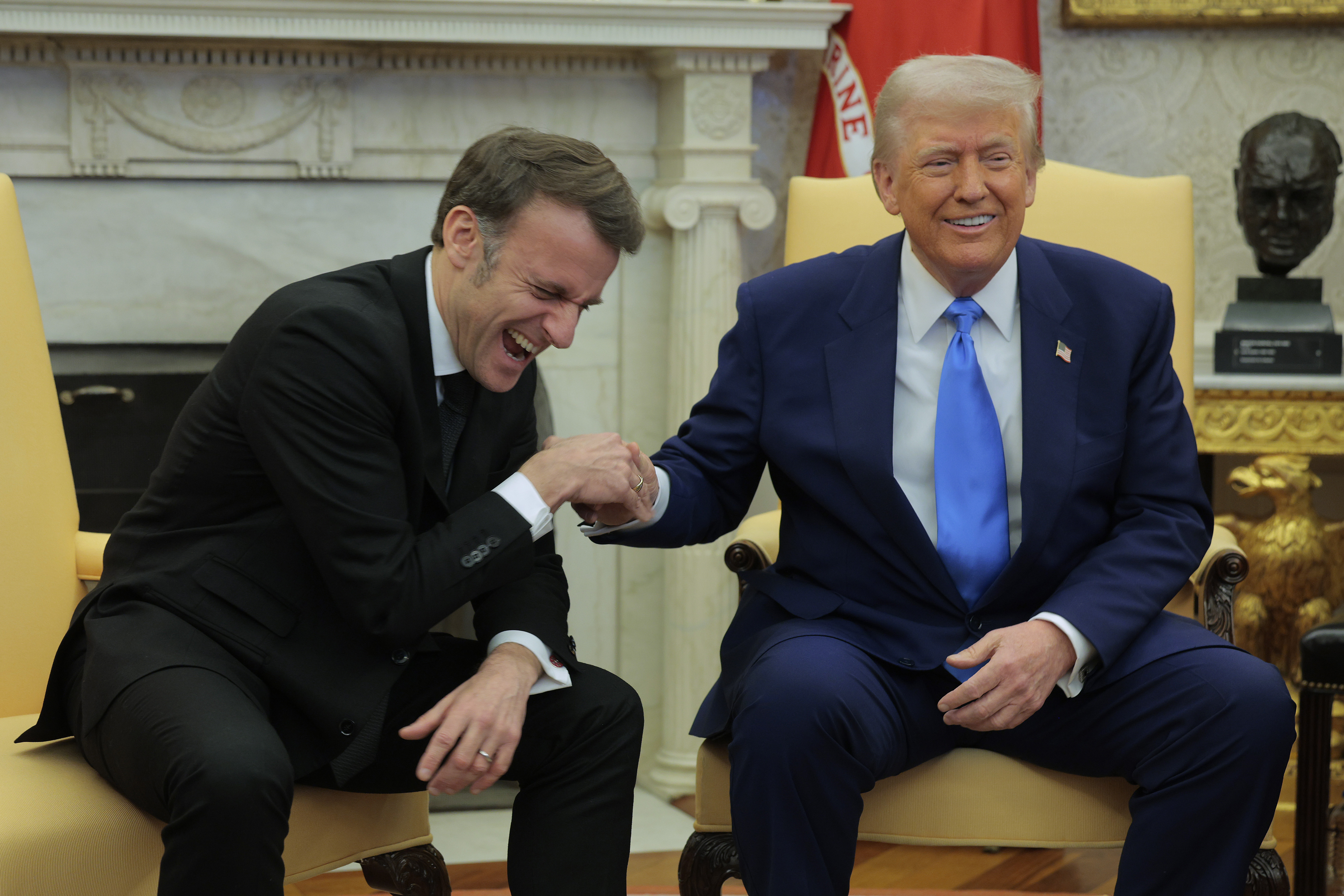 Emmanuel Macron lacht mit Donald Trump bei ihrem Treffen im Oval Office in Washington, D.C., am 24. Februar 2025. | Quelle: Getty Images