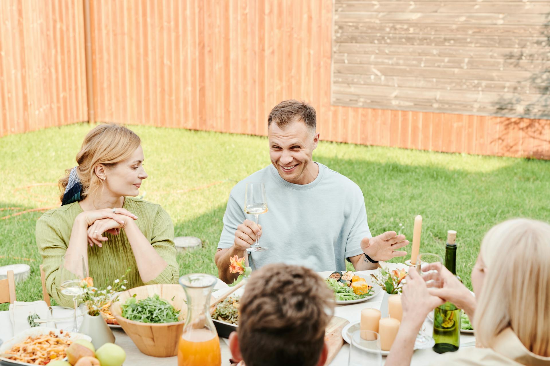 Eine Familie beim Essen im Freien | Quelle: Pexels