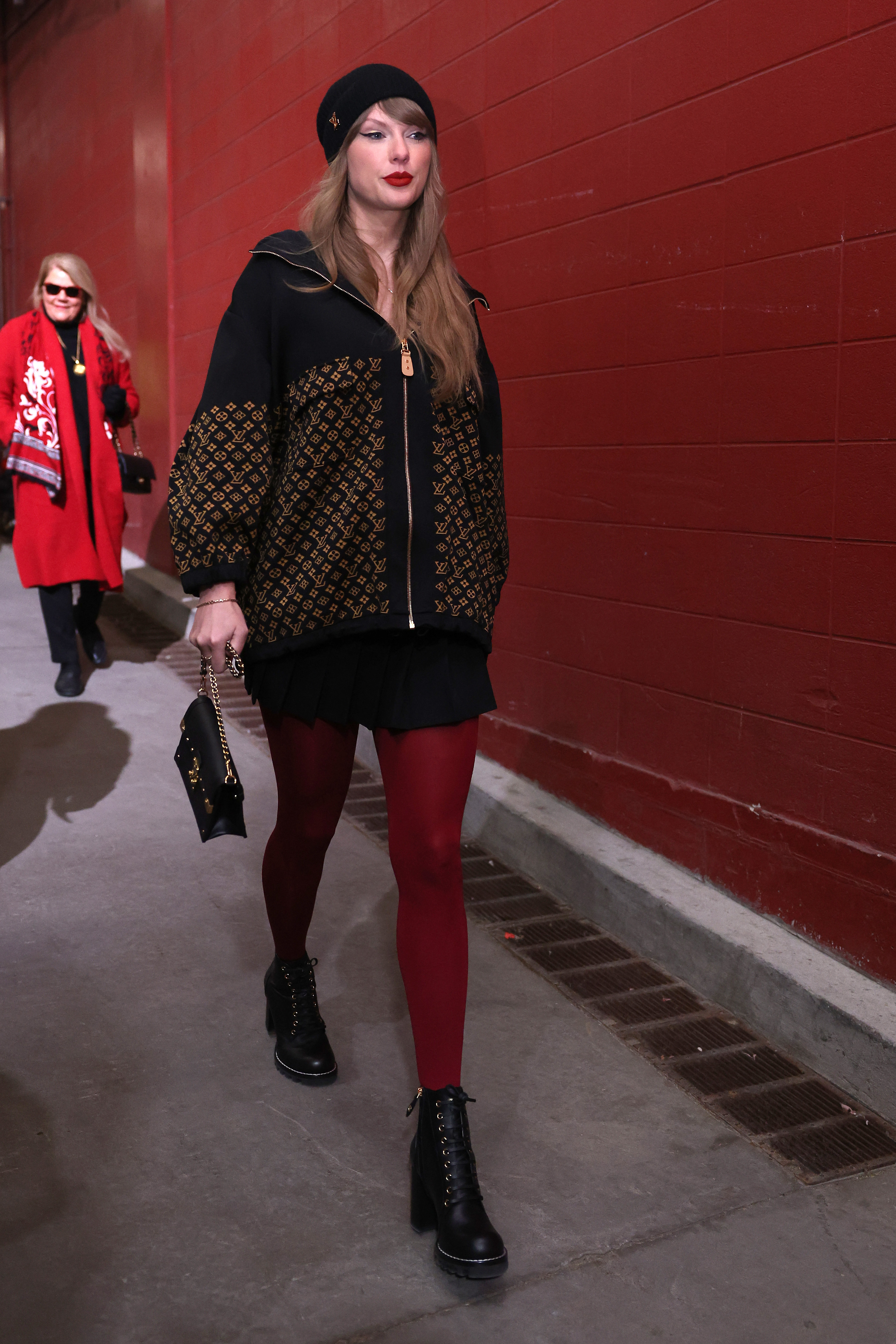 Taylor Swift in Louis Vuitton-Kleidung beim AFC Championship Game | Quelle: Getty Images