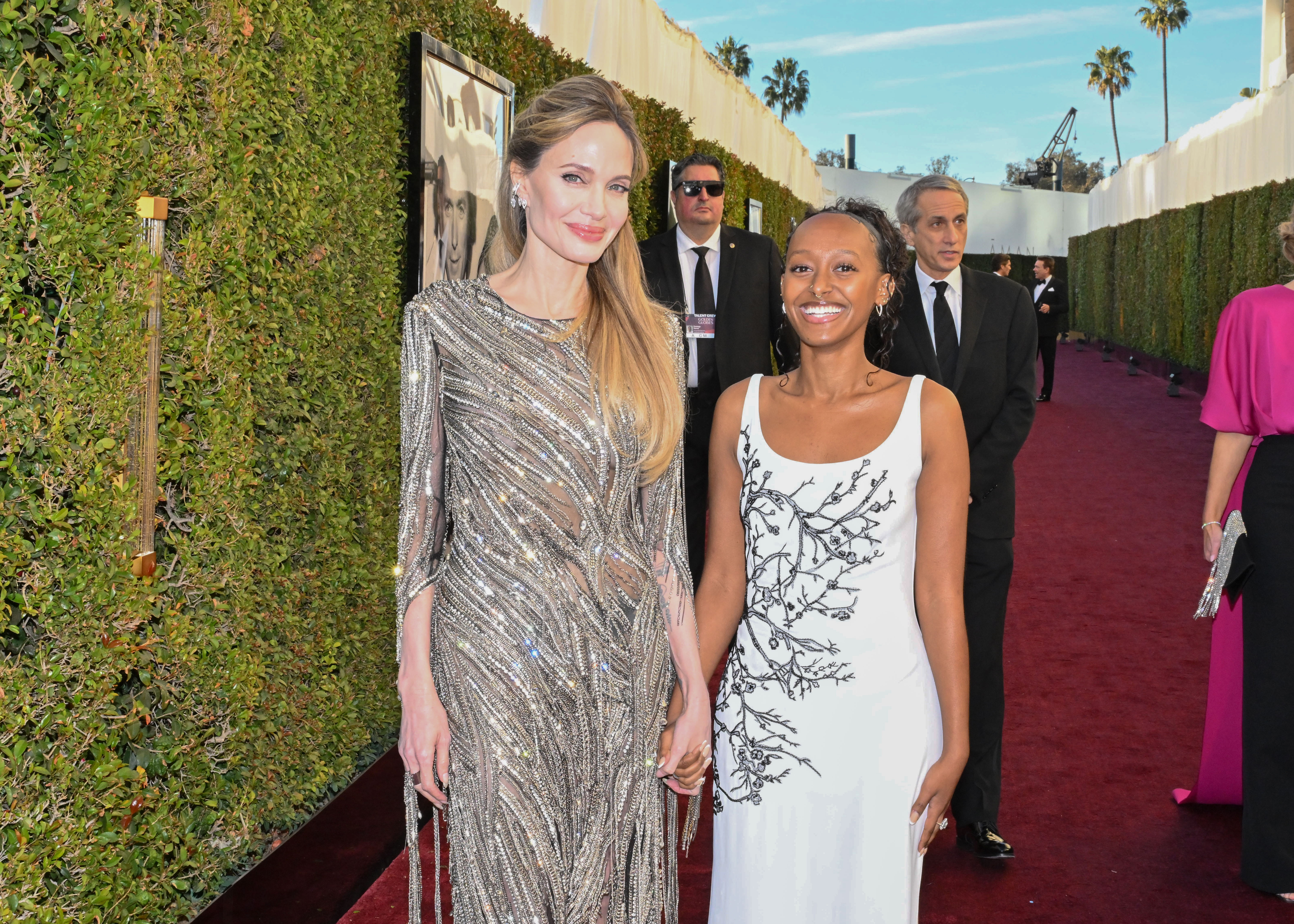 Angelina Jolie und Zahara Jolie während der 82. jährlichen Golden Globes am 05. Januar 2025 in Beverly Hills, Kalifornien. | Quelle: Getty Images