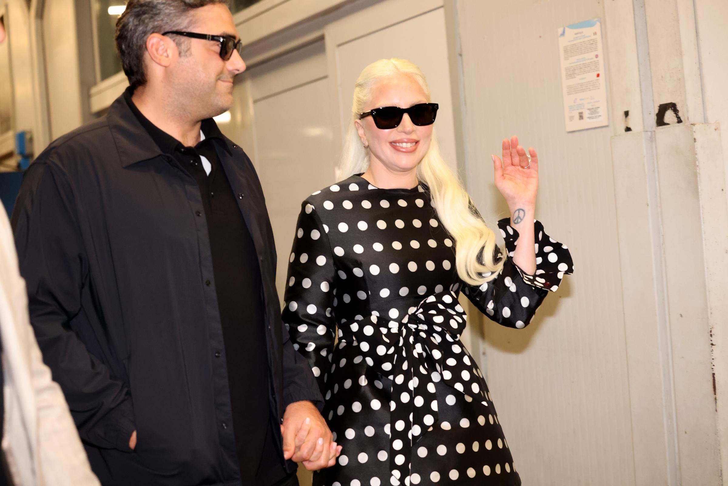 Michael Polansky und Lady Gaga bei der Ankunft am Flughafen von Venedig während der 81. Internationalen Filmfestspiele von Venedig in Venedig, Italien am 2. September 2024 | Quelle: Getty Images