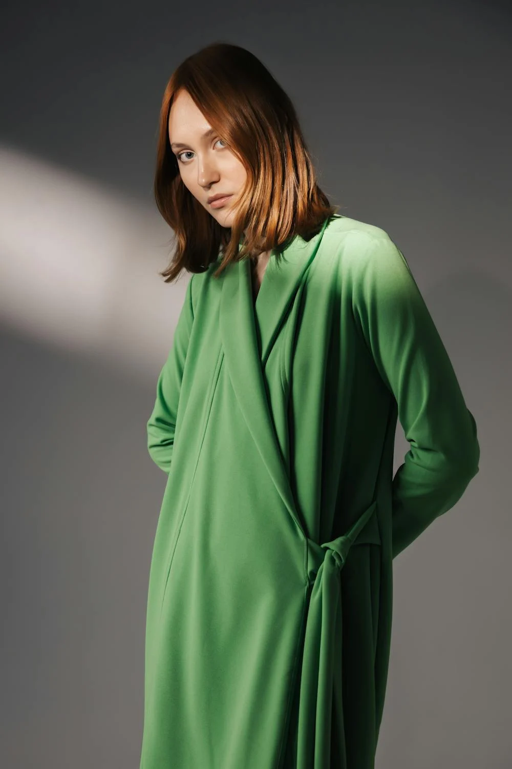 Eine Frau in einem einfachen grünen Kleid | Quelle: Pexels