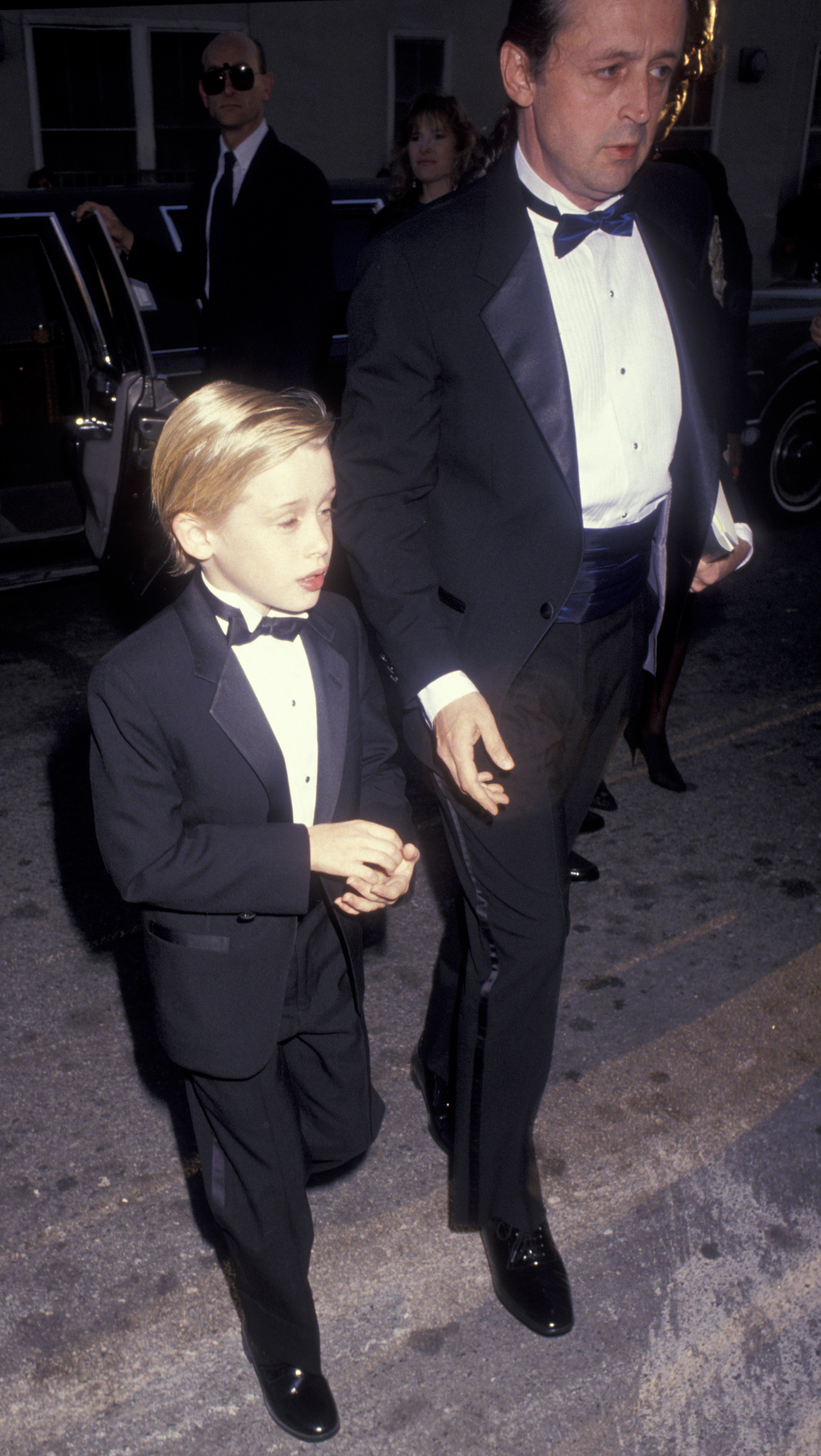 Mit seinem Vater bei den 17th Annual People's Choice Awards in Hollywood, Kalifornien am 11. März 1993 | Quelle: Getty Images