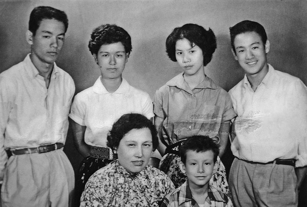 Bruce Lee posiert zusammen mit seiner Mutter und seinen Geschwistern für einen Familienschnappschuss um die späten 1950er Jahre in Kowloon, Hongkong. (Foto von Michael Ochs Archive) I Quelle: Getty Images