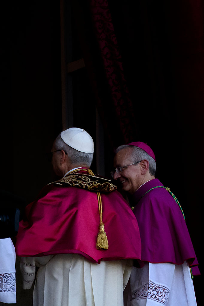 er neu gewählte Papst Leo XIV. wird zum ersten Mal vom vatikanischen Balkon aus gesehen, am 8. Mai 2025 in Vatikanstadt, Vatikan