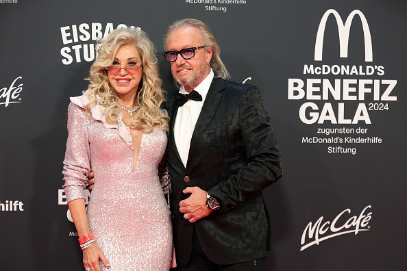 Carmen Geiss und Robert Geiss bei der McDonald's KiHi Benefiz Gala in München, Deutschland, am 26. Oktober 2024 | Source: Getty Images