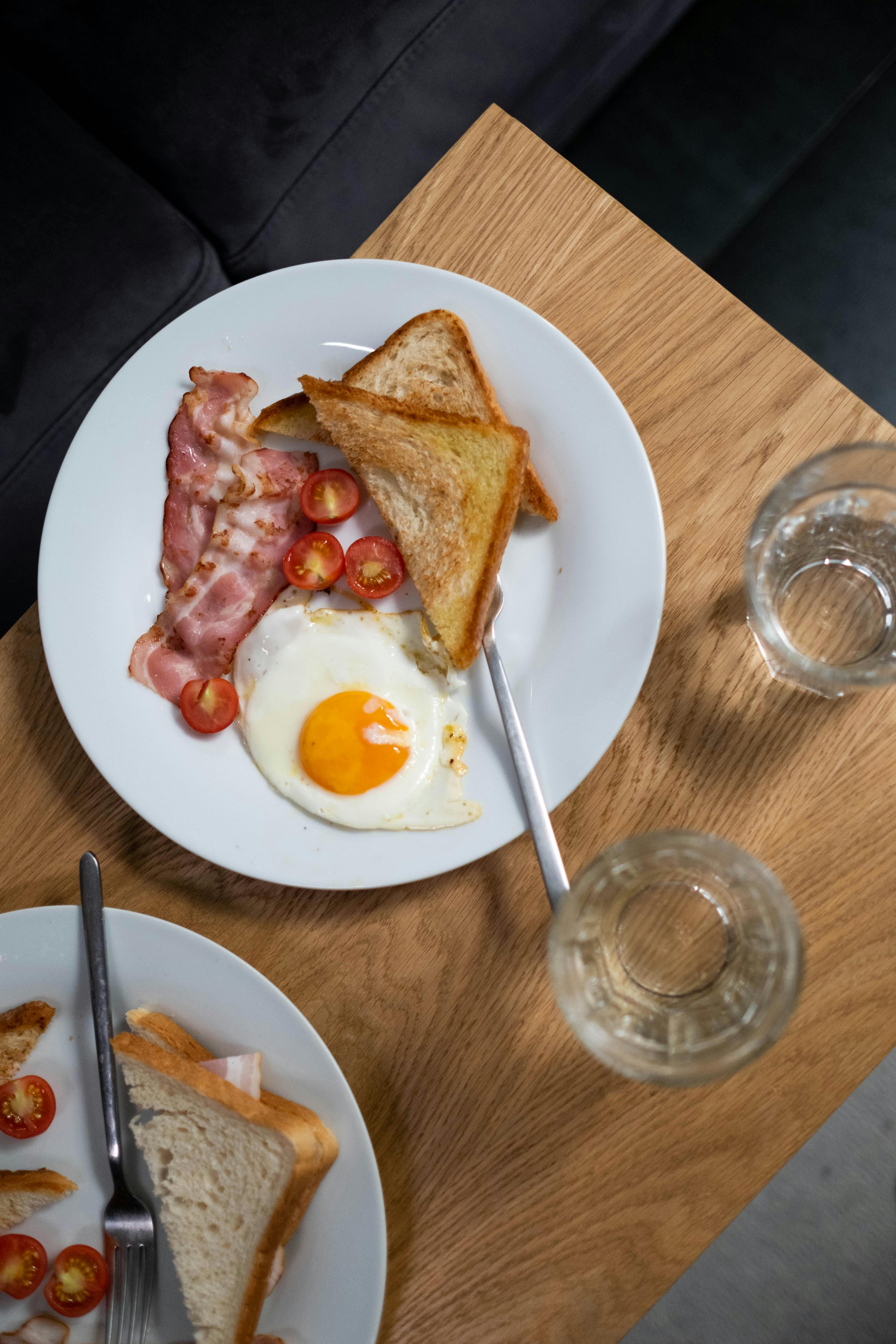 Frühstücksteller auf einem Tisch | Quelle: Pexels