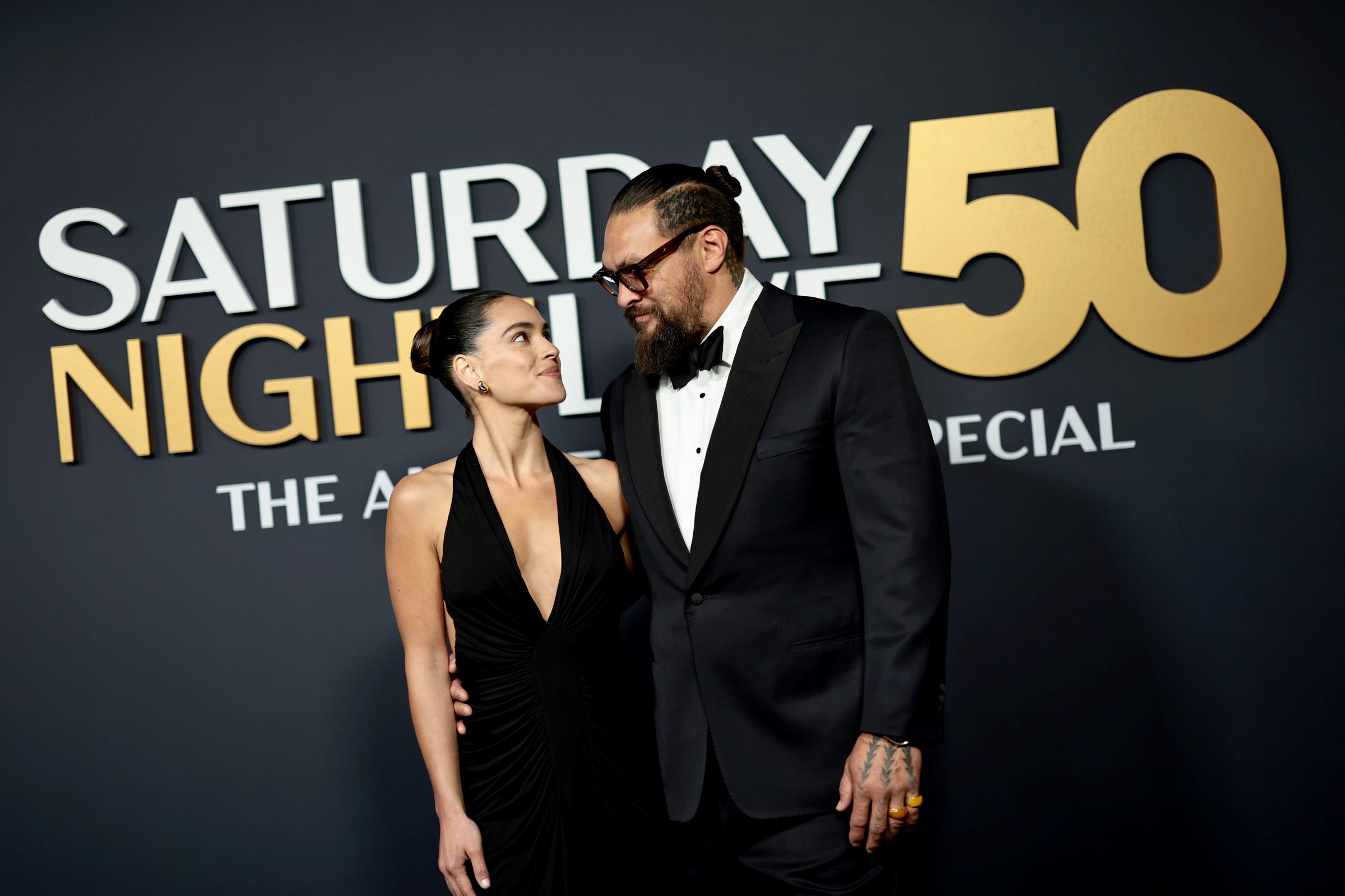 Adria Arjona und Jason Momoa besuchen „SNL50: The Anniversary Special“ in New York City am 16. Februar 2025. | Quelle: Getty Images