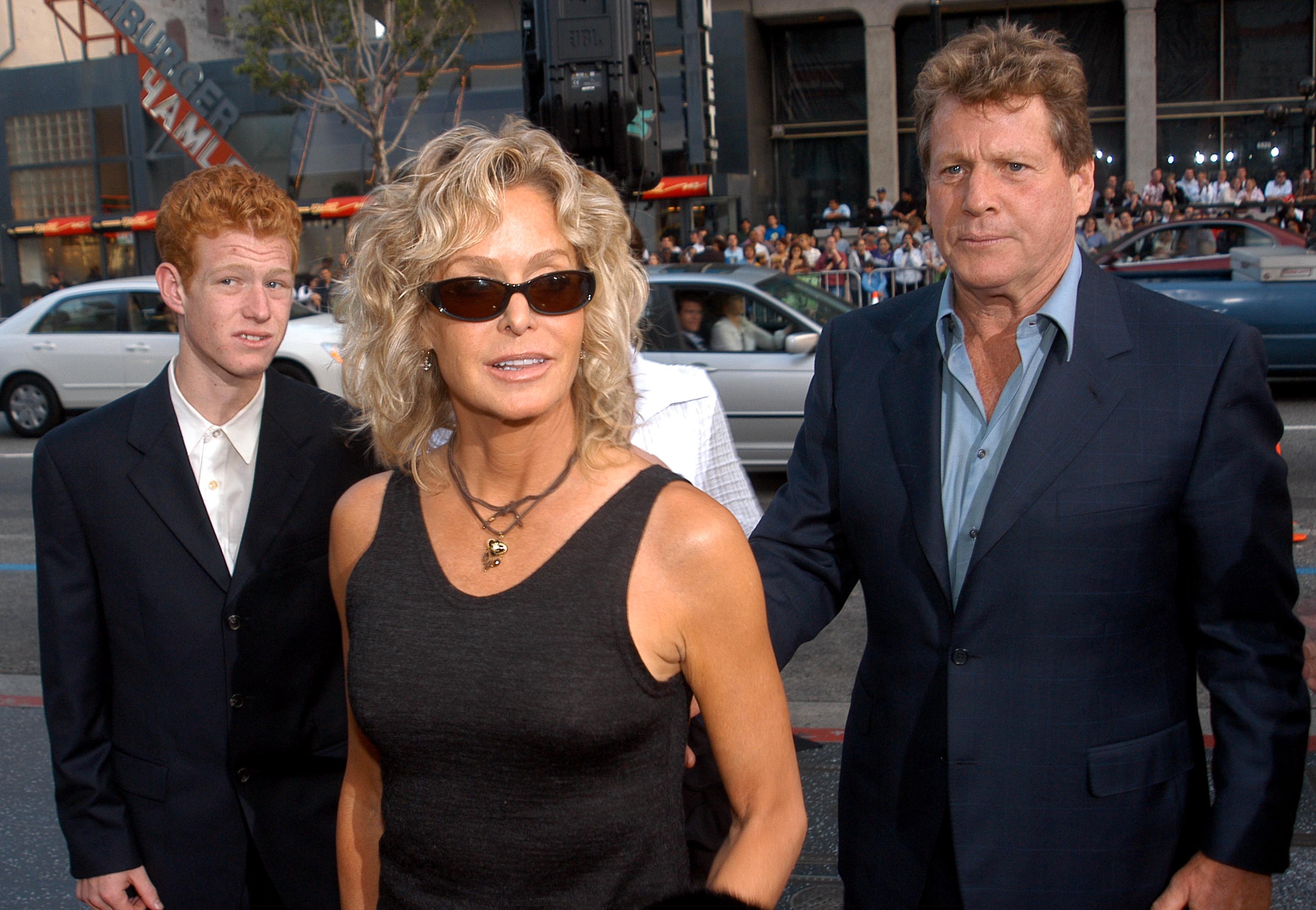 Farrah Fawcett (Mitte), Sohn Redmond und Ryan O'Neal besuchen die Premiere von "Malibu's Most Wanted" in Los Angeles am 10. April 2003 in Los Angeles, Kalifornien.┃Quelle: Getty Images