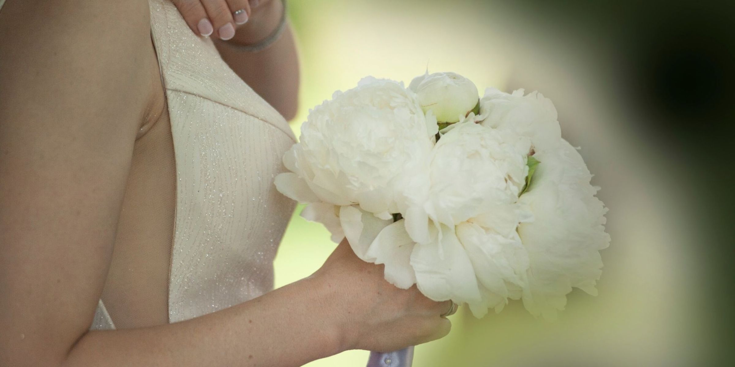 Braut mit einem eleganten Strauß weißer Blumen | Quelle: Pexels