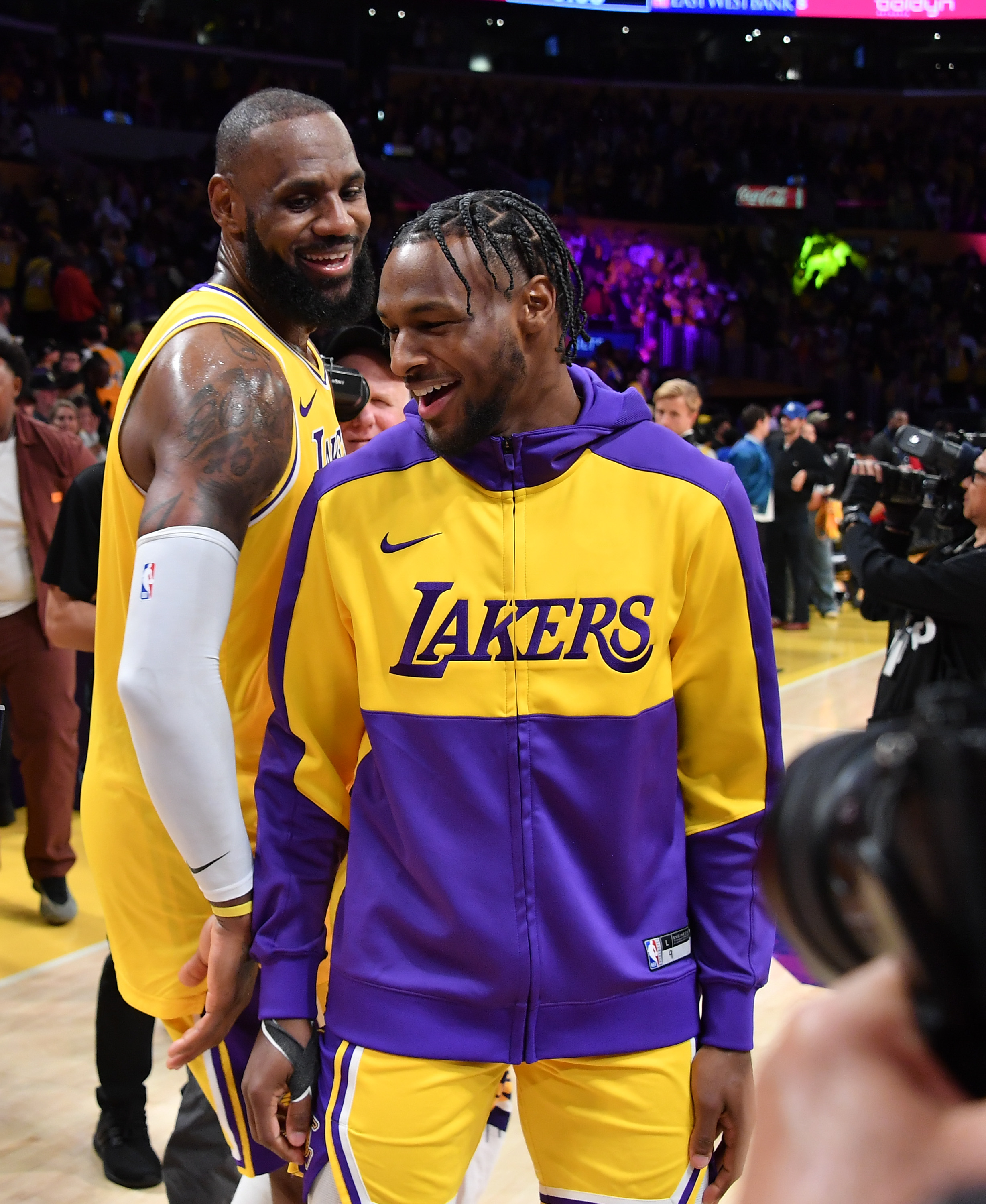 LeBron und Bronny James in der Crypto.com Arena am 22. Oktober 2024 | Quelle: Getty Images