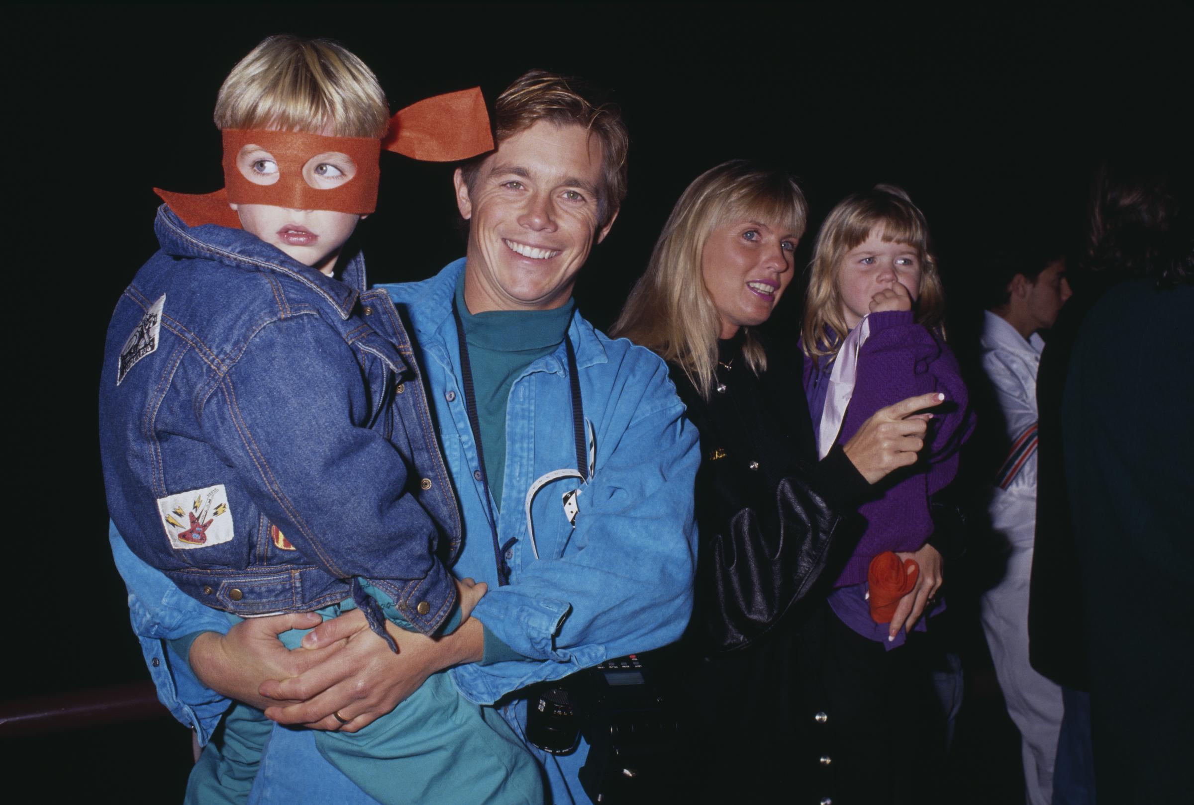 Christopher Atkins und Lyn Barron mit ihren Kindern bei der Teenage Mutant Ninja Turtle's "Coming Out of Their Shells" Rock & Roll Tour am 21. November 1990 in Universal City, Kalifornien. | Quelle: Getty Images