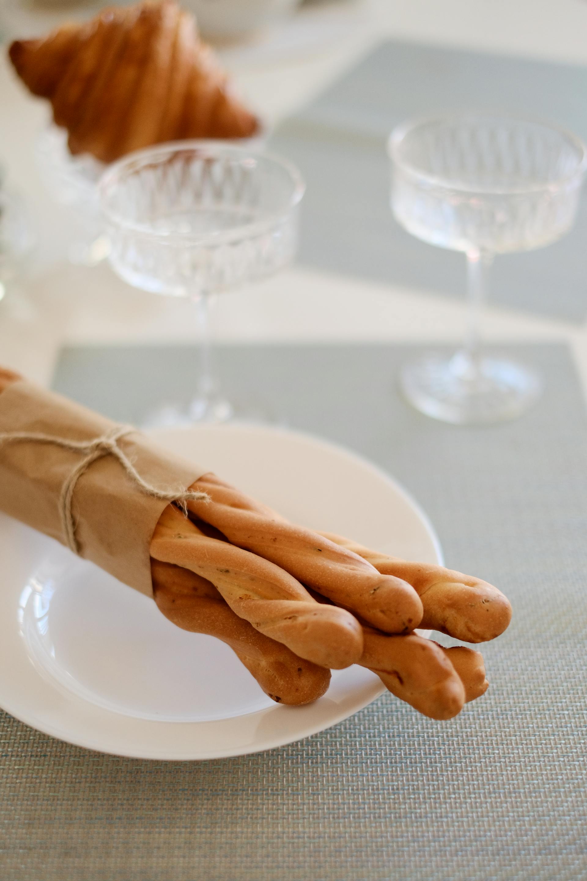 Breadsticks auf einem Teller | Quelle: Pexels