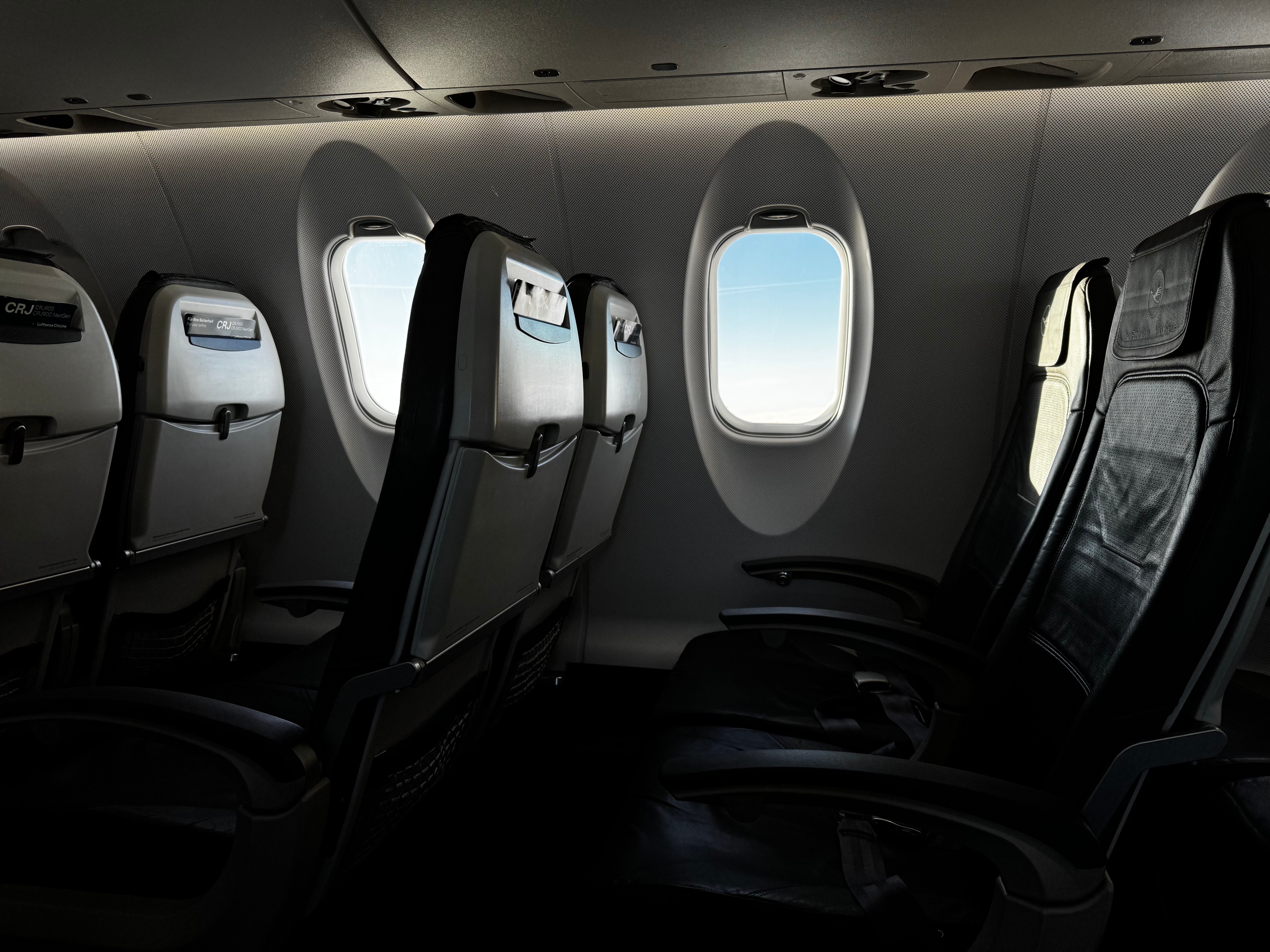 Innenraum einer leeren Flugzeugkabine | Quelle: Pexels