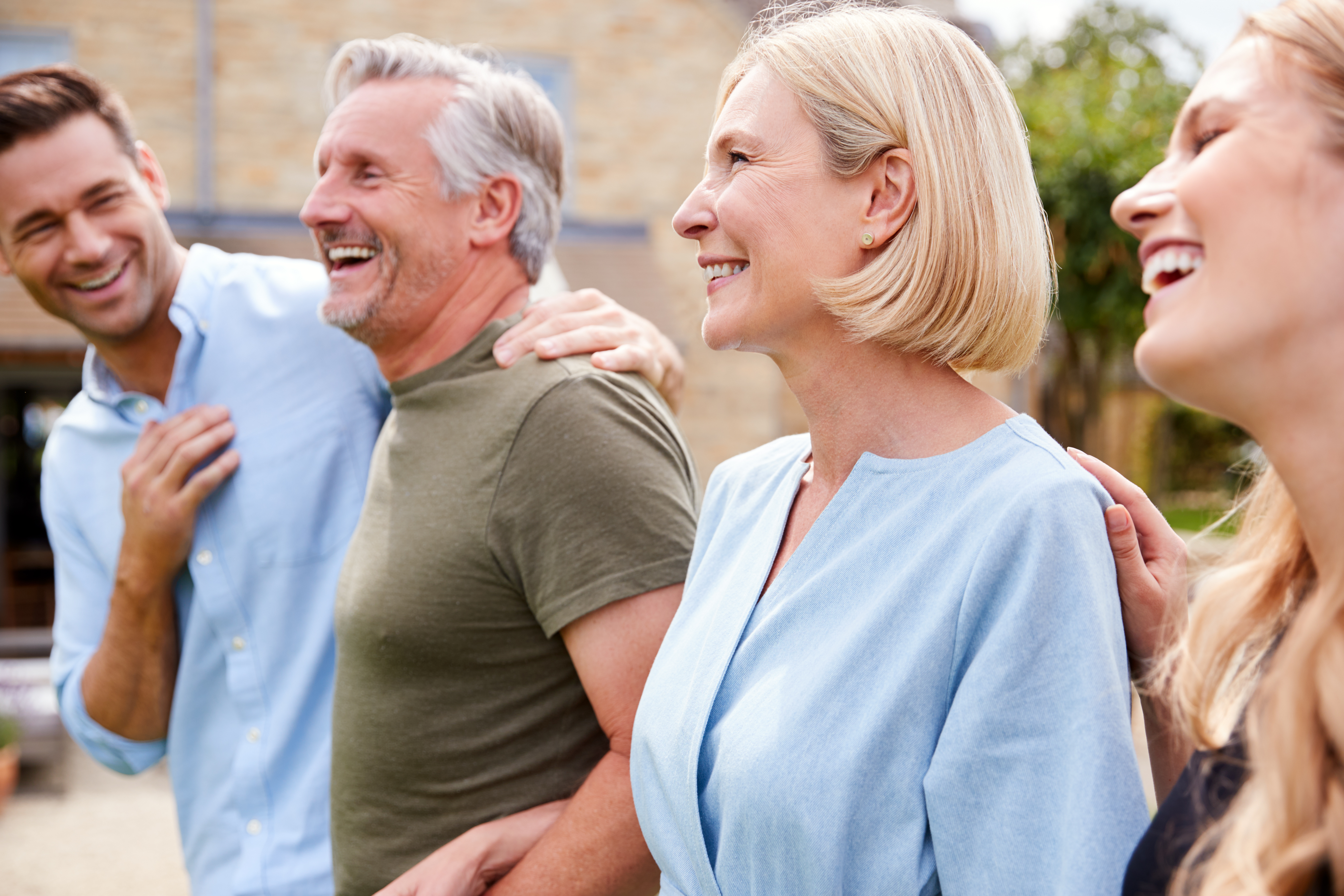 Eine glückliche vierköpfige Familie | Quelle: Shutterstock