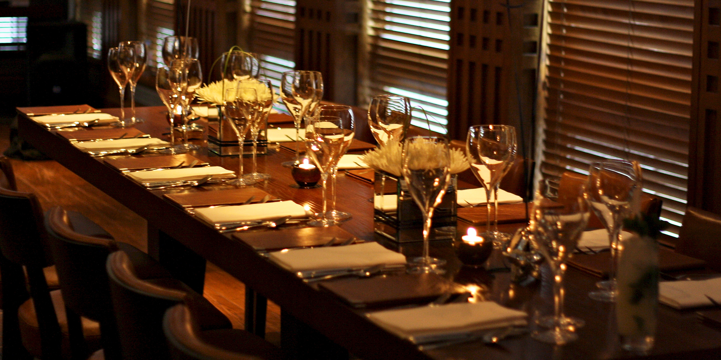 Ein gedeckter Esstisch für ein formelles Abendessen | Quelle: Flickr/jdelta/CC BY 2.0