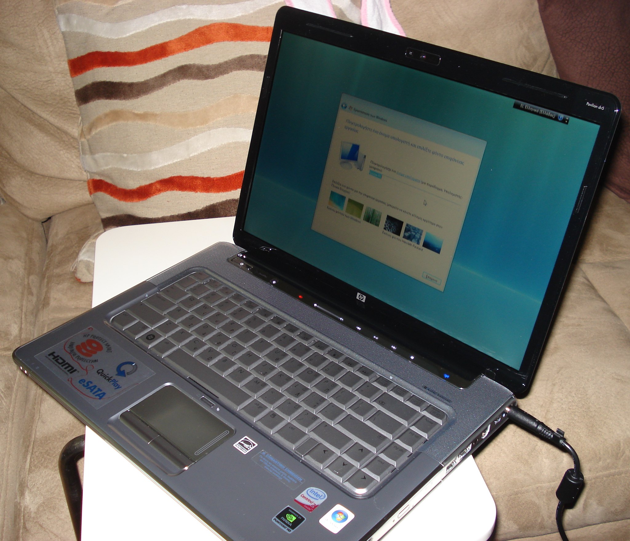 Ein Laptop, angeschlossen an ein Ladegerät | Quelle: Flickr