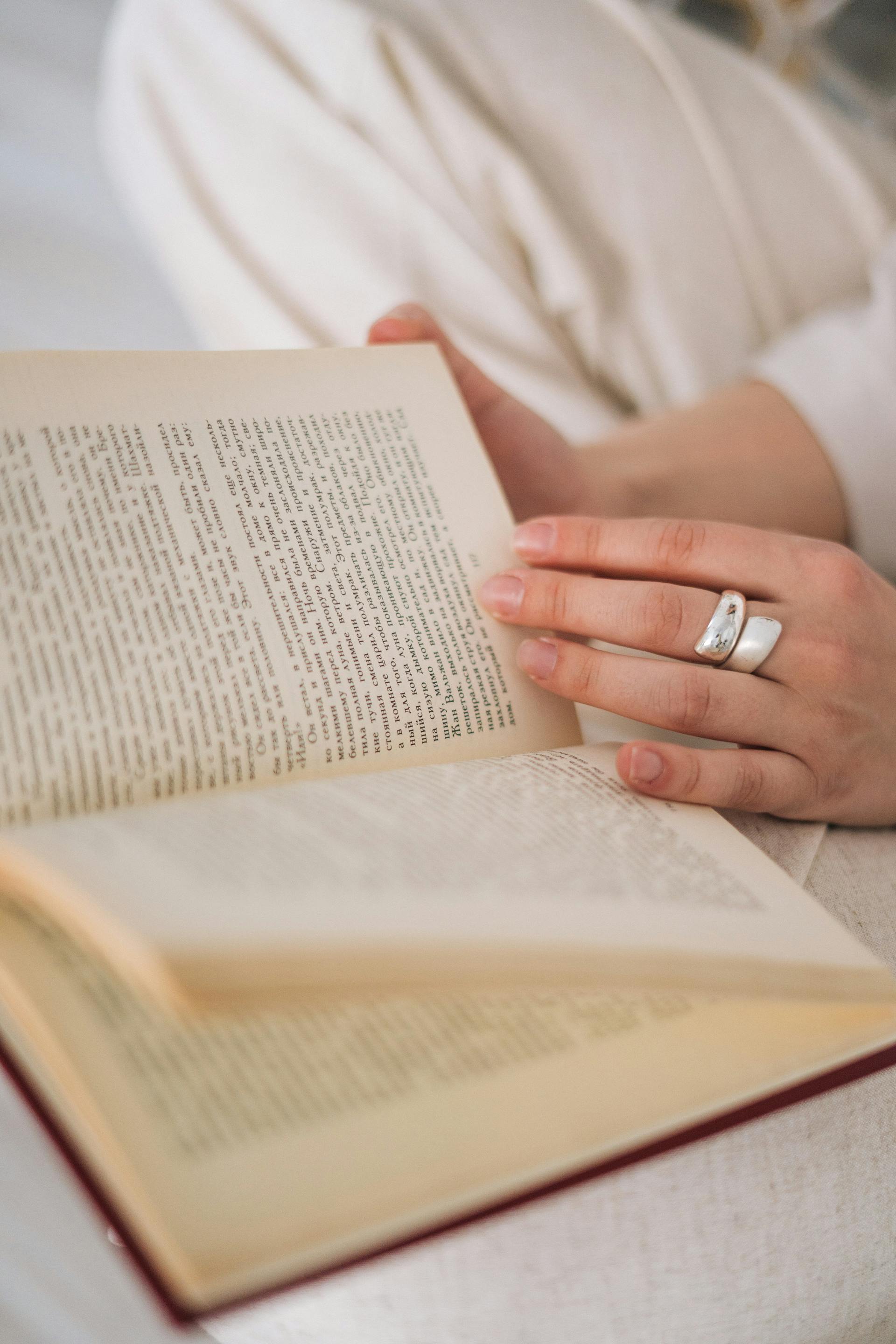 Eine Frau liest ein Buch | Quelle: Pexels