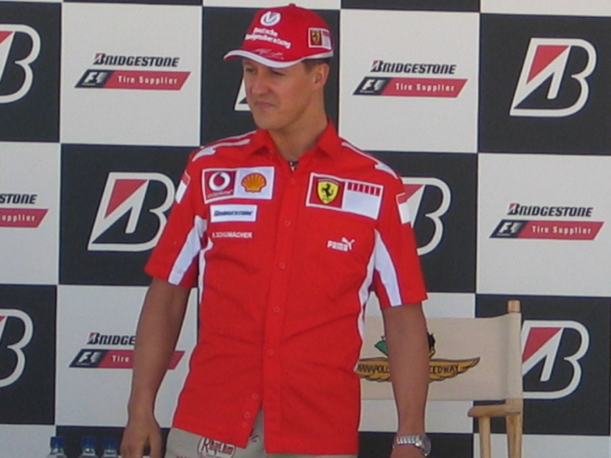 Michael Schumacher auf dem Podest | Quelle: Wikimedia Commons