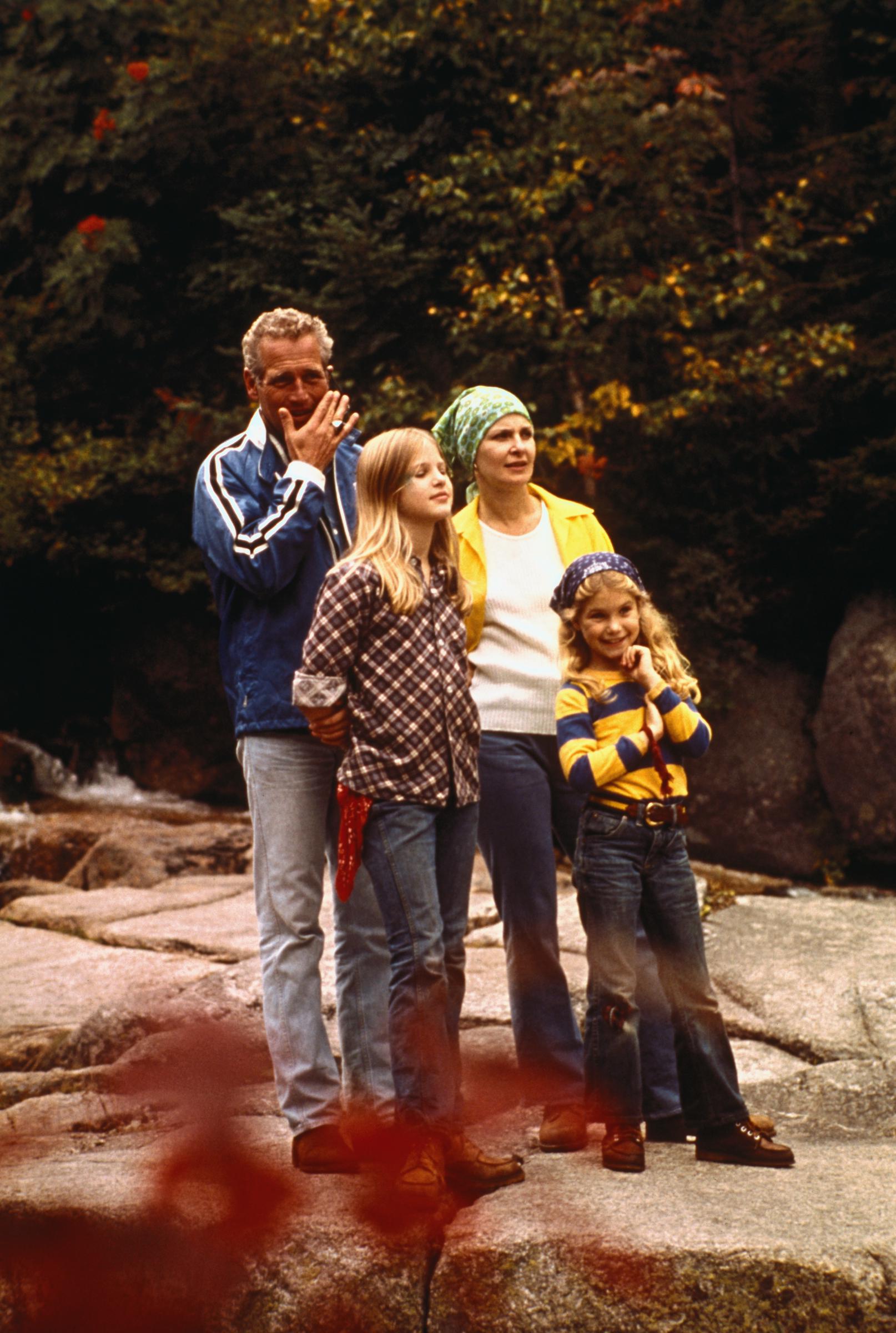 Paul Newman und Joanne Woodward auf dem Foto mit Melissa und Clea Newman am 8. November 1974 | Quelle: Getty Images