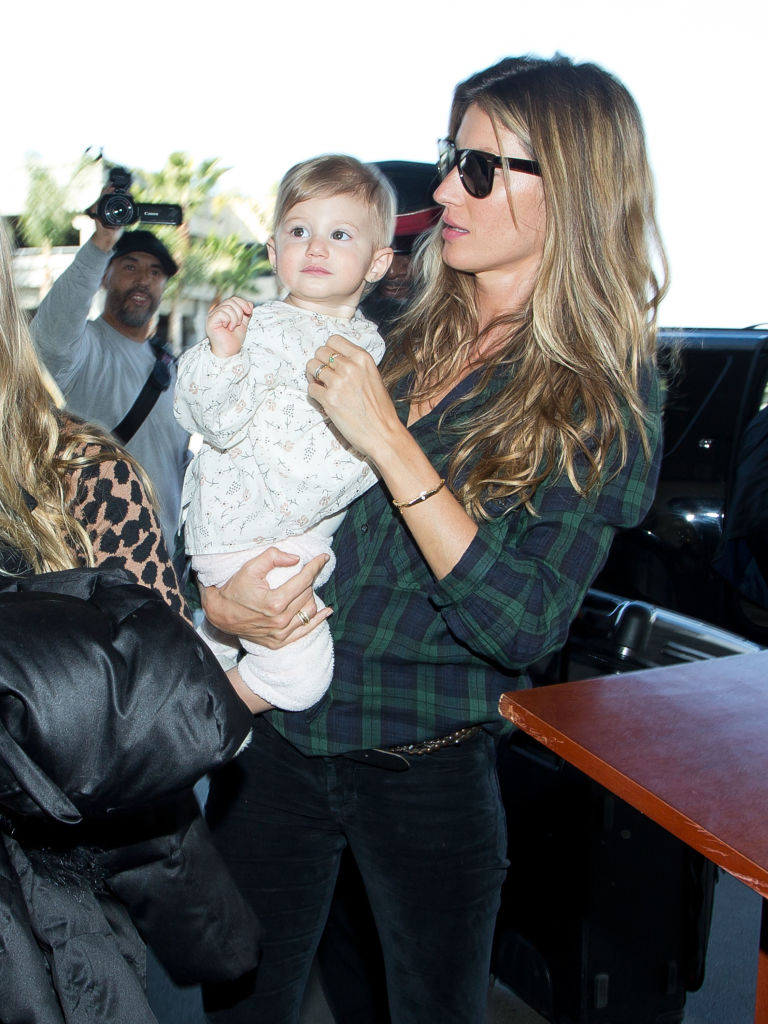 Gisele Bundchen und ihre Tochter Vivian Lake Brady werden am 09. Februar 2014 am Flughafen LAX in Los Angeles, Kalifornien, gesehen. (Foto: GVK/Bauer-Griffin/GC Images)