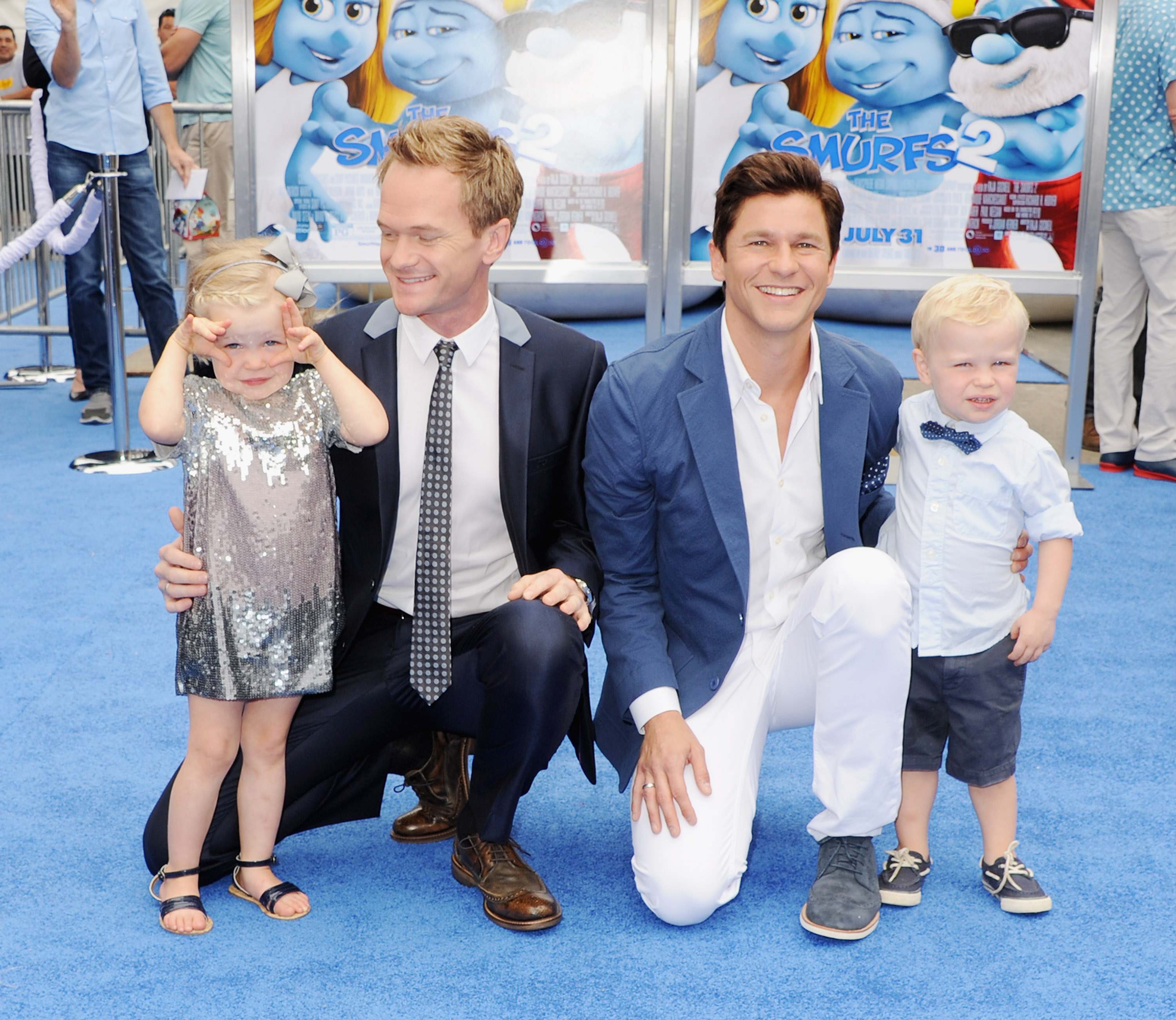 Neil Patrick Harris und David Burtka mit ihren Kindern Harper Grace und Gideon Scott Burtka-Harris bei der Los Angeles-Premiere von "Die Schlümpfe 2" in Westwood, Kalifornien am 28. Juli 2013 | Quelle: Getty Images