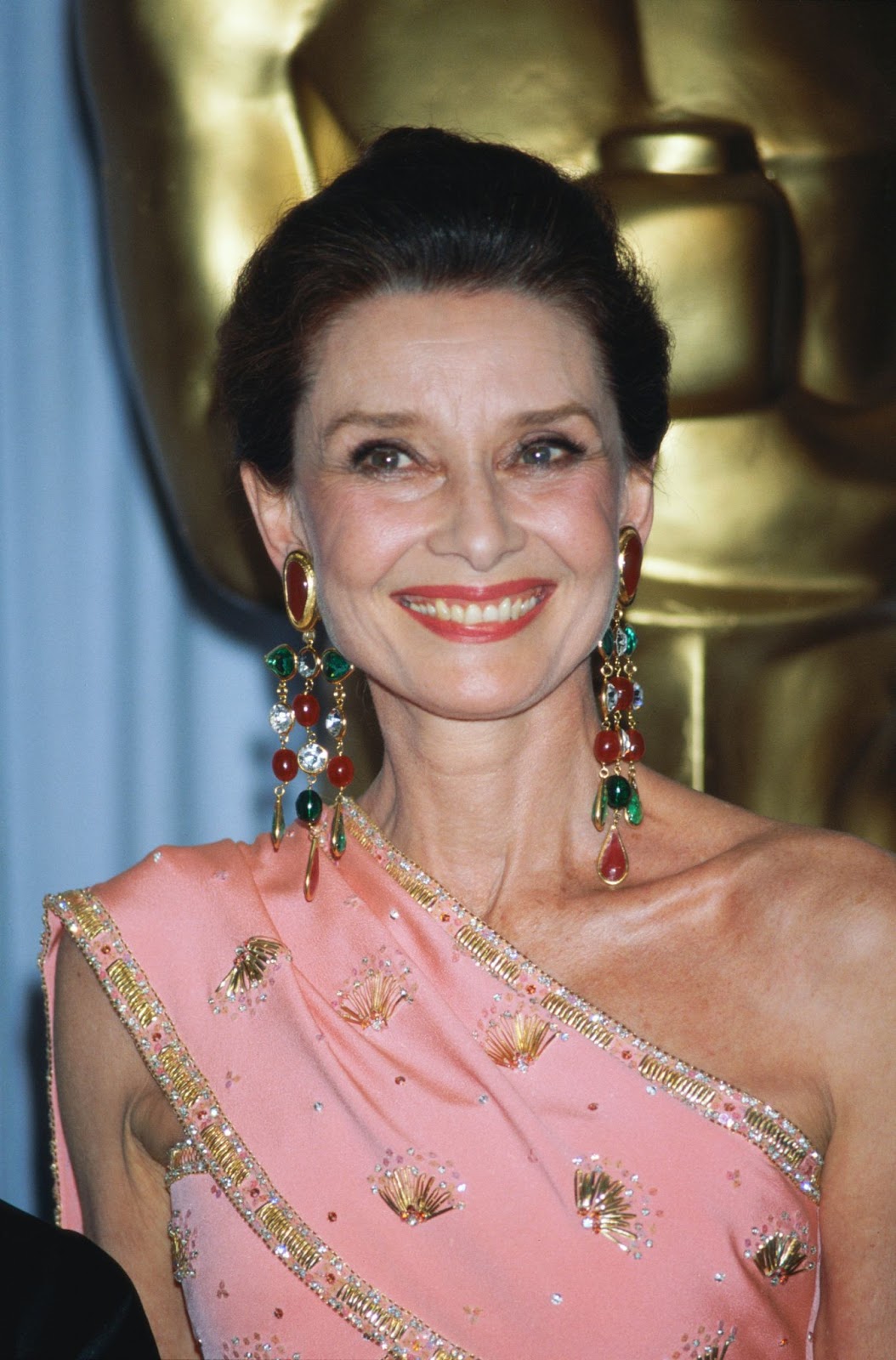 Audrey Hepburn bei der 58. jährlichen Oscarverleihung 1986 in Los Angeles. | Quelle: Getty Images