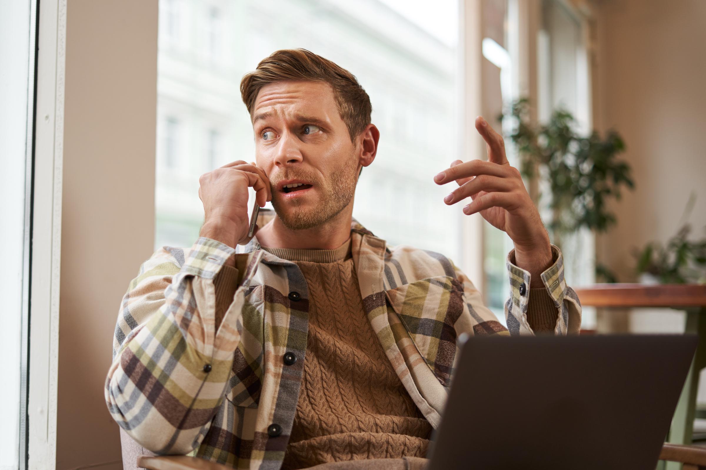 Ein besorgter Mann, der mit seinem Telefon spricht | Quelle: Freepik