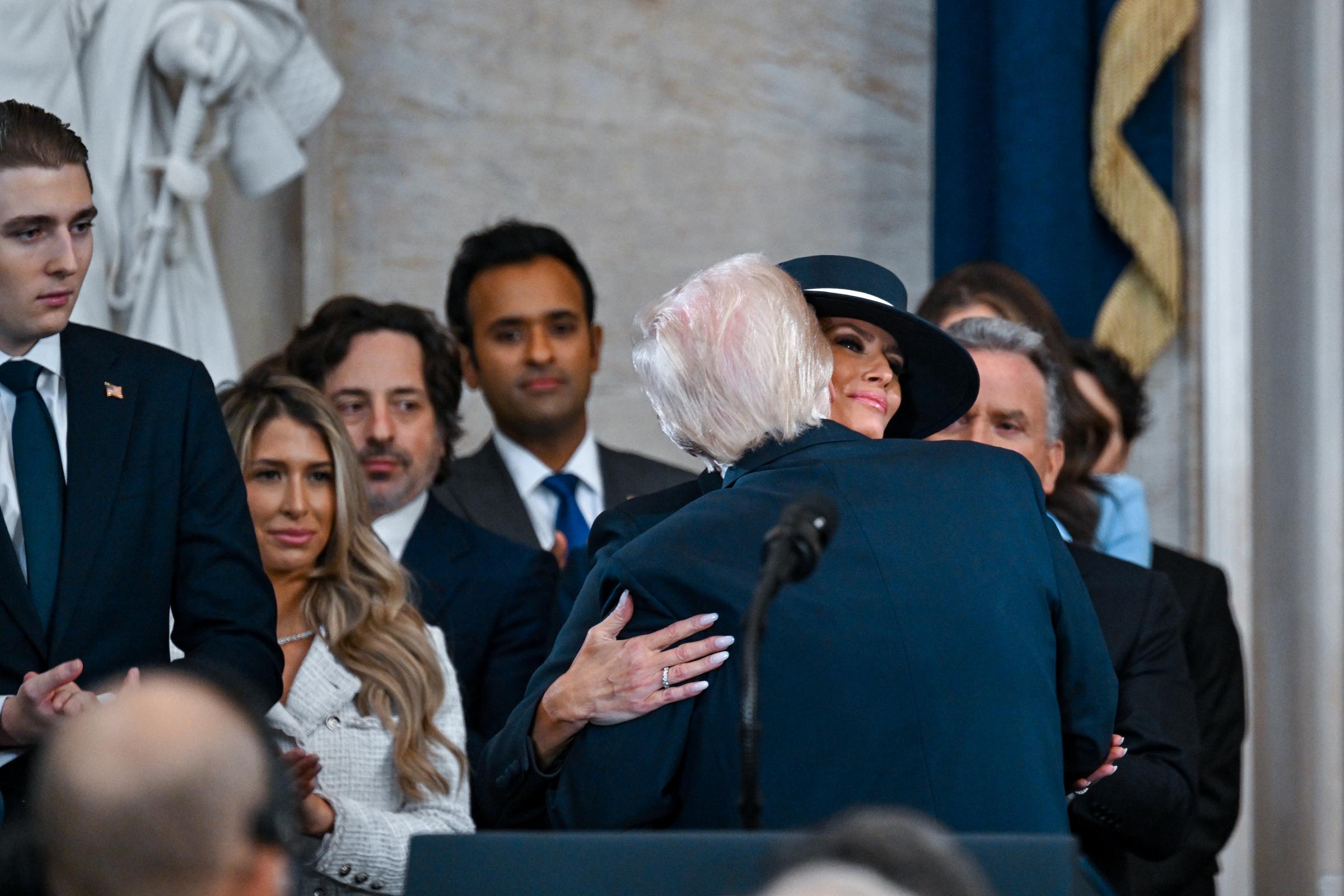 Präsident Donald Trump umarmt First Lady Melania Trump nach seiner Vereidigung während seiner Amtseinführung in der Rotunde des US-Kapitols am 20. Januar 2025 | Quelle: Getty Images