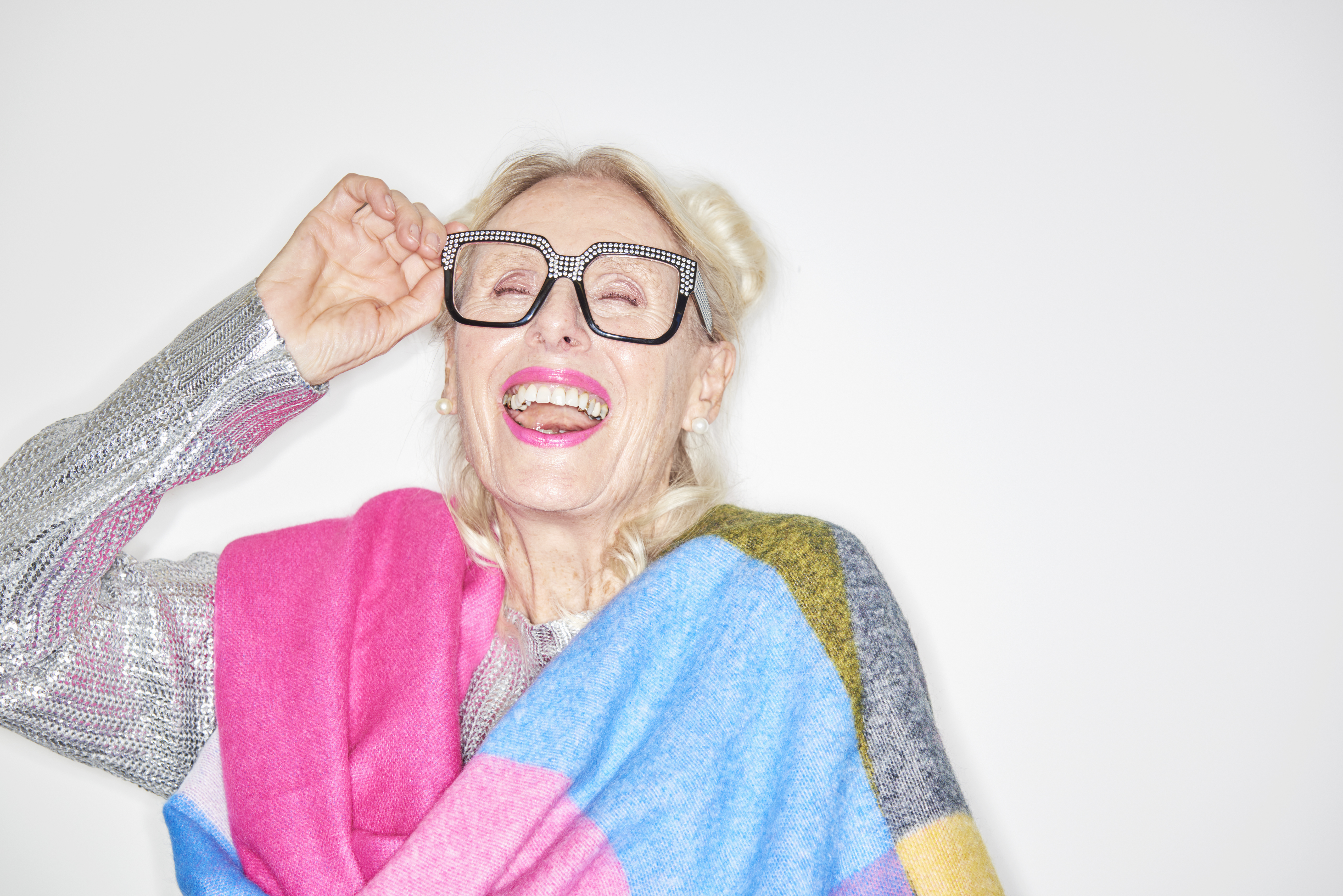 Ältere Frau lachend | Quelle: Getty Images