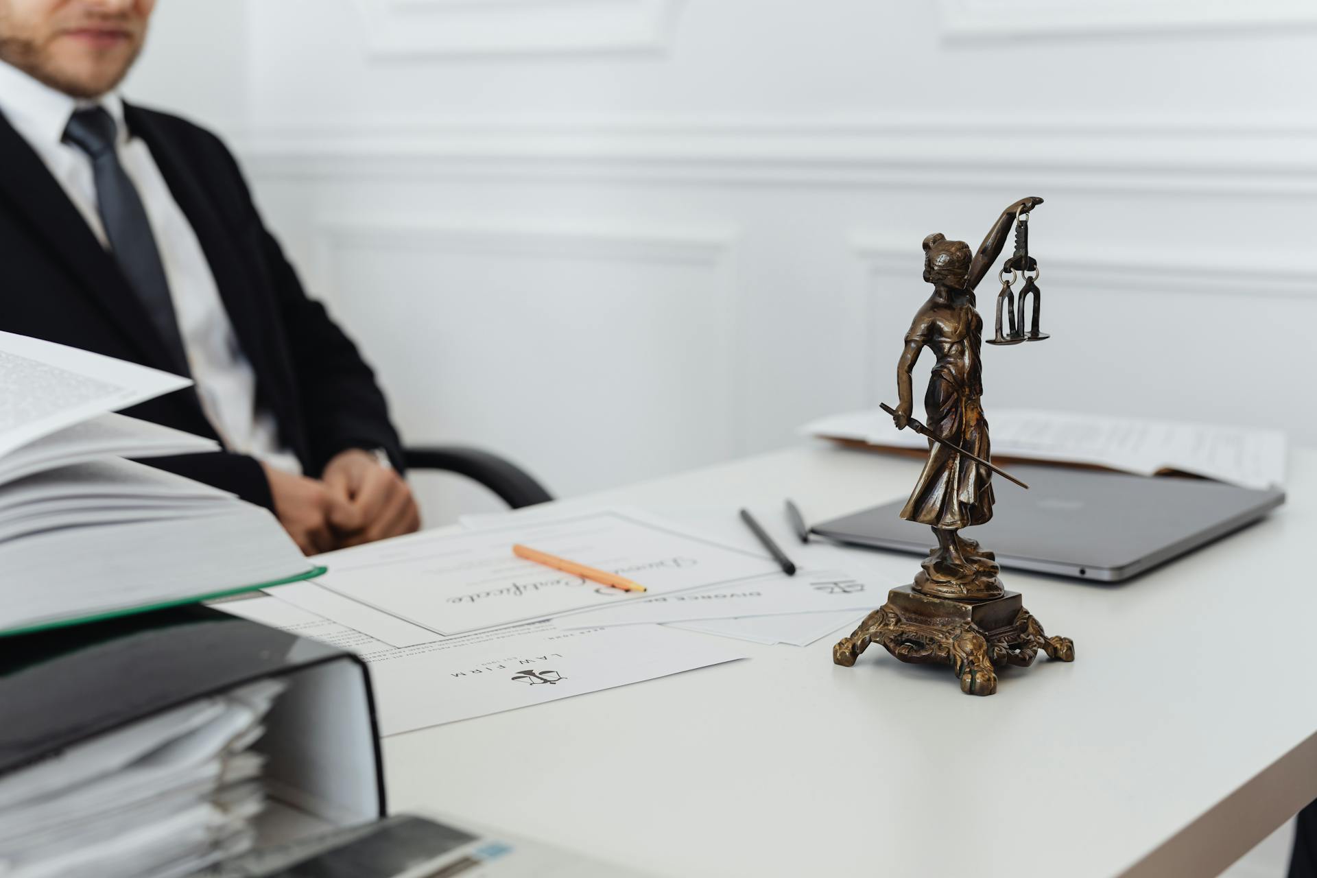 Ein Anwalt sitzt in seinem Büro | Quelle: Pexels