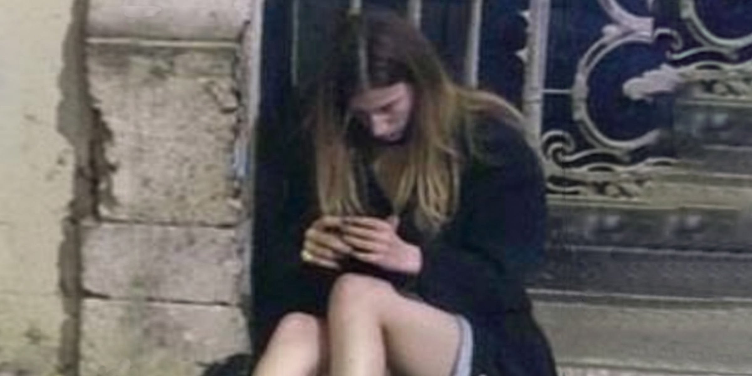 Obdachloses Mädchen, das alleine sitzt | Quelle: Amomama