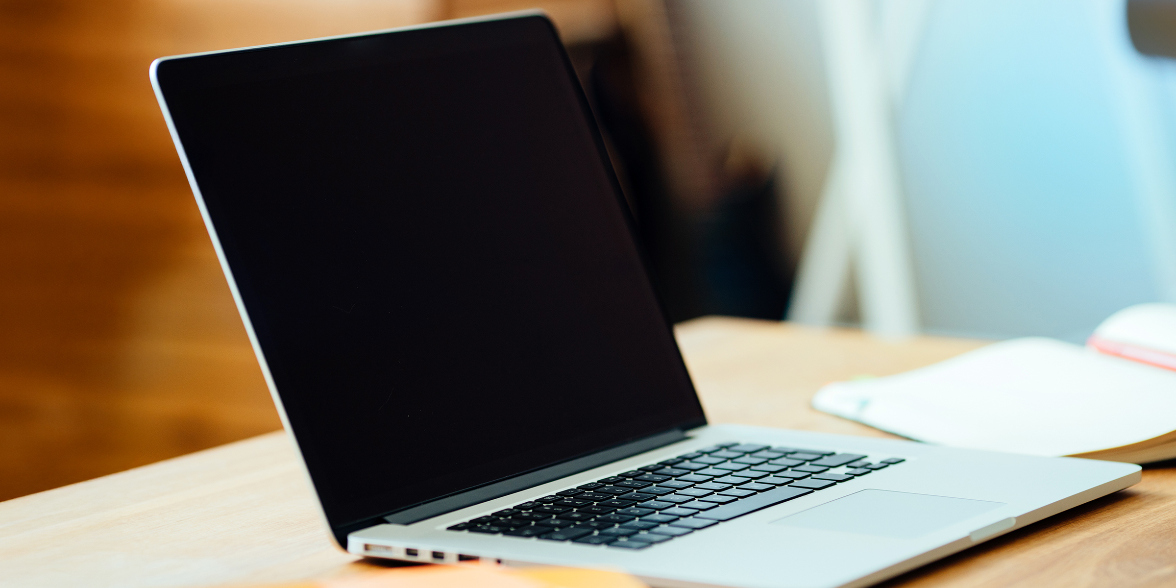 Ein Laptop auf einem Tisch | Quelle: Shutterstock