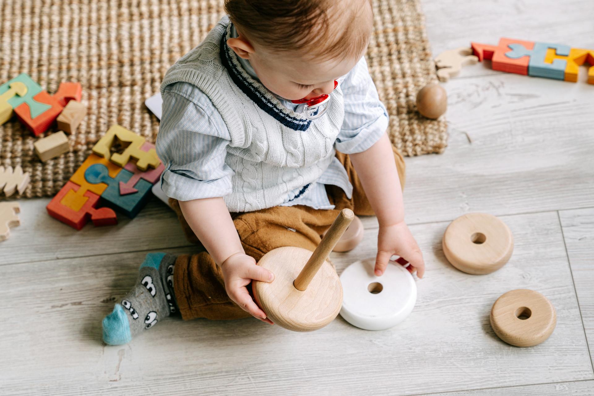 Ein kleiner Junge spielt mit seinem Spielzeug | Quelle: Pexels